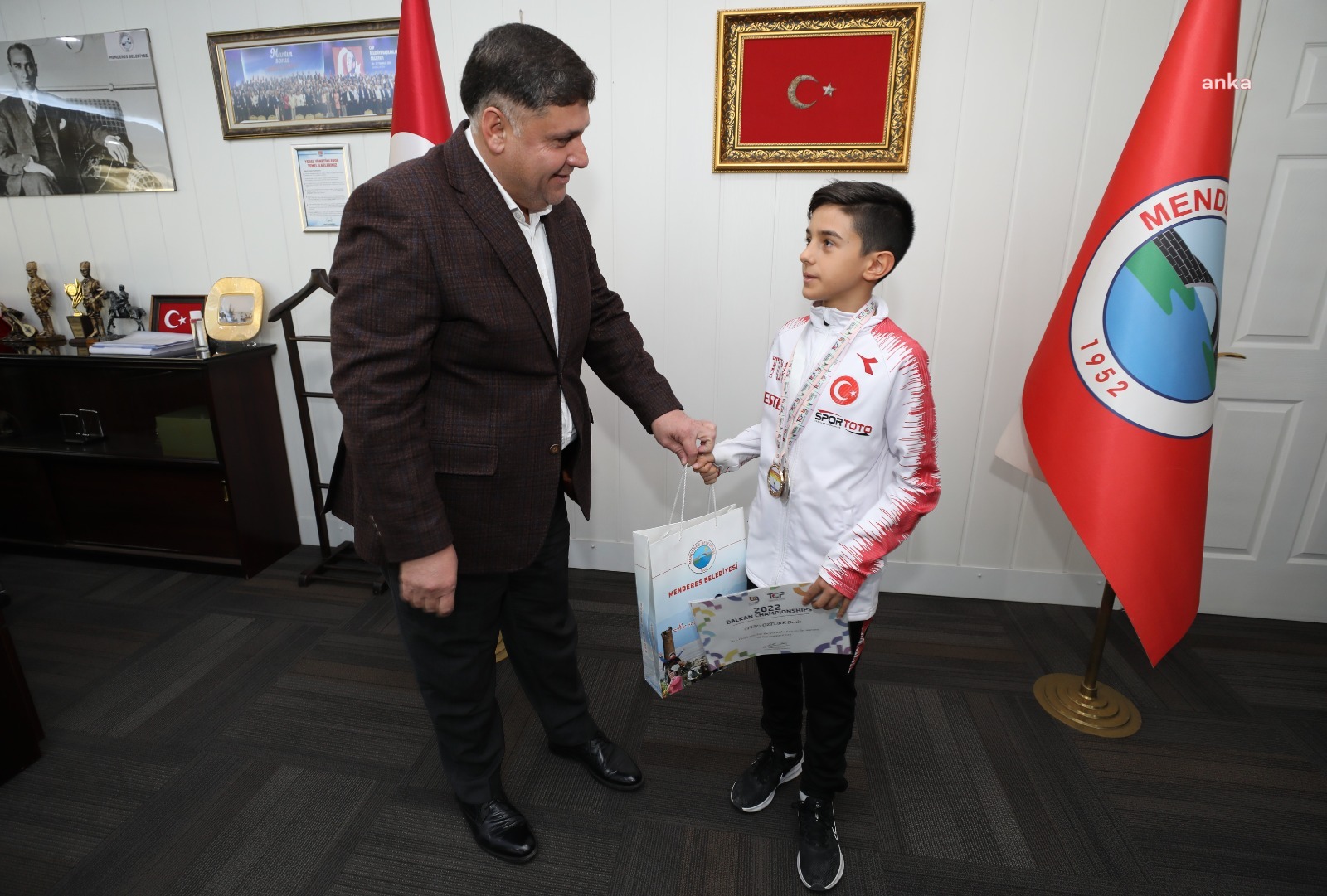 MENDERES BELEDİYE BAŞKAN VEKİLİ ÖZKAN ŞAMPİYONA’DAN İKİNCİLİKLE DÖNEN EKİBİ MAKAMINDA AĞIRLADI