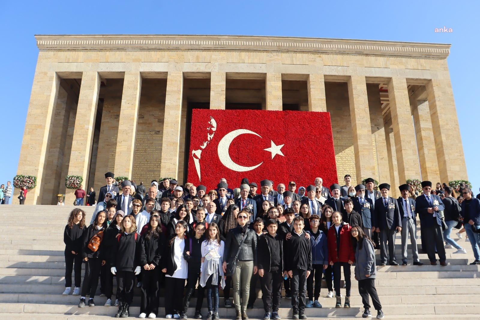 İZMİTLİ GAZİLER ANITKABİR’İ ZİYARET ETTİ