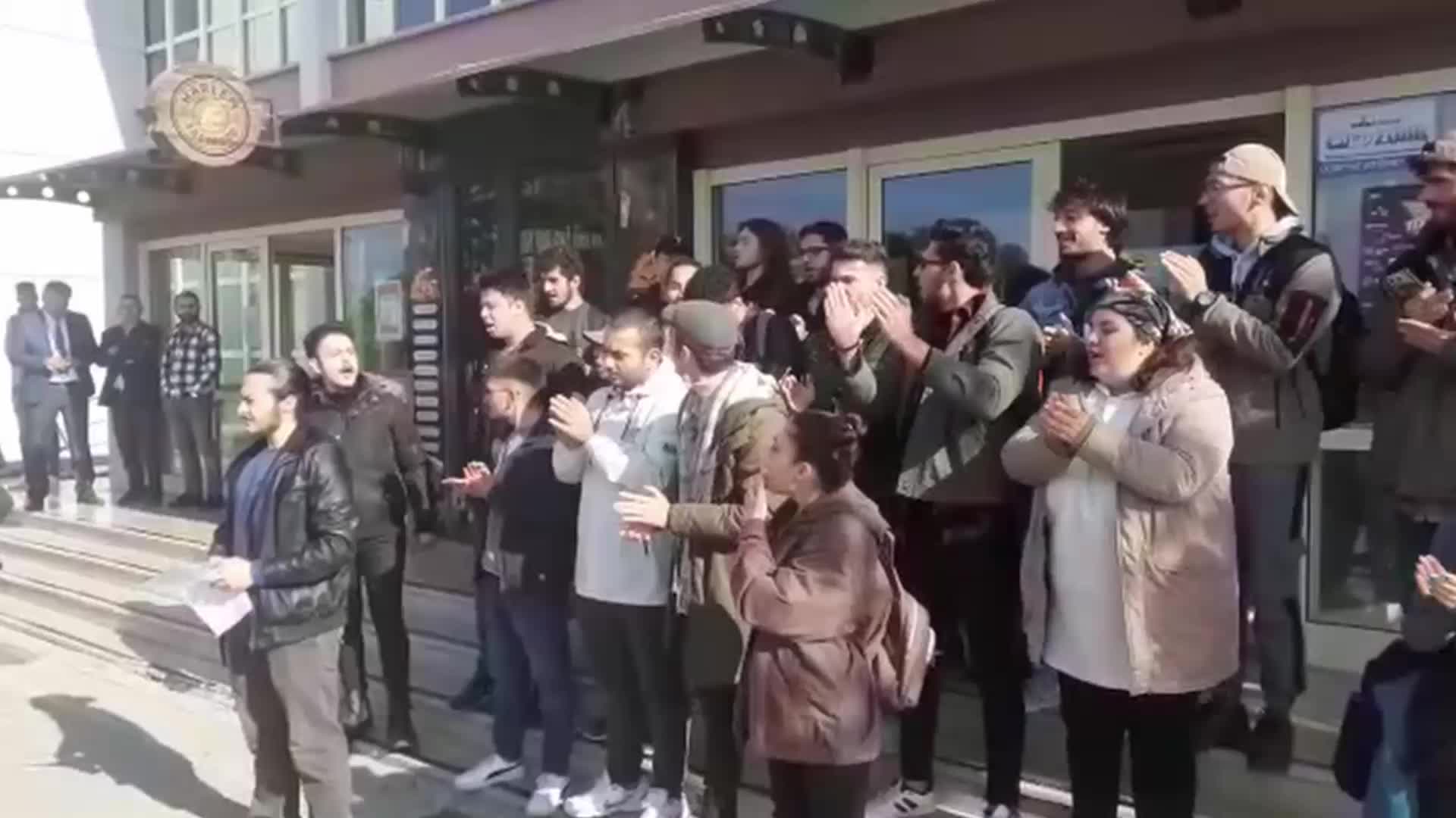 ÇANAKKALE ONSEKİZ MART ÜNİVERSİTESİ ÖĞRENCİLERİNDEN YEMEK PROTESTOSU