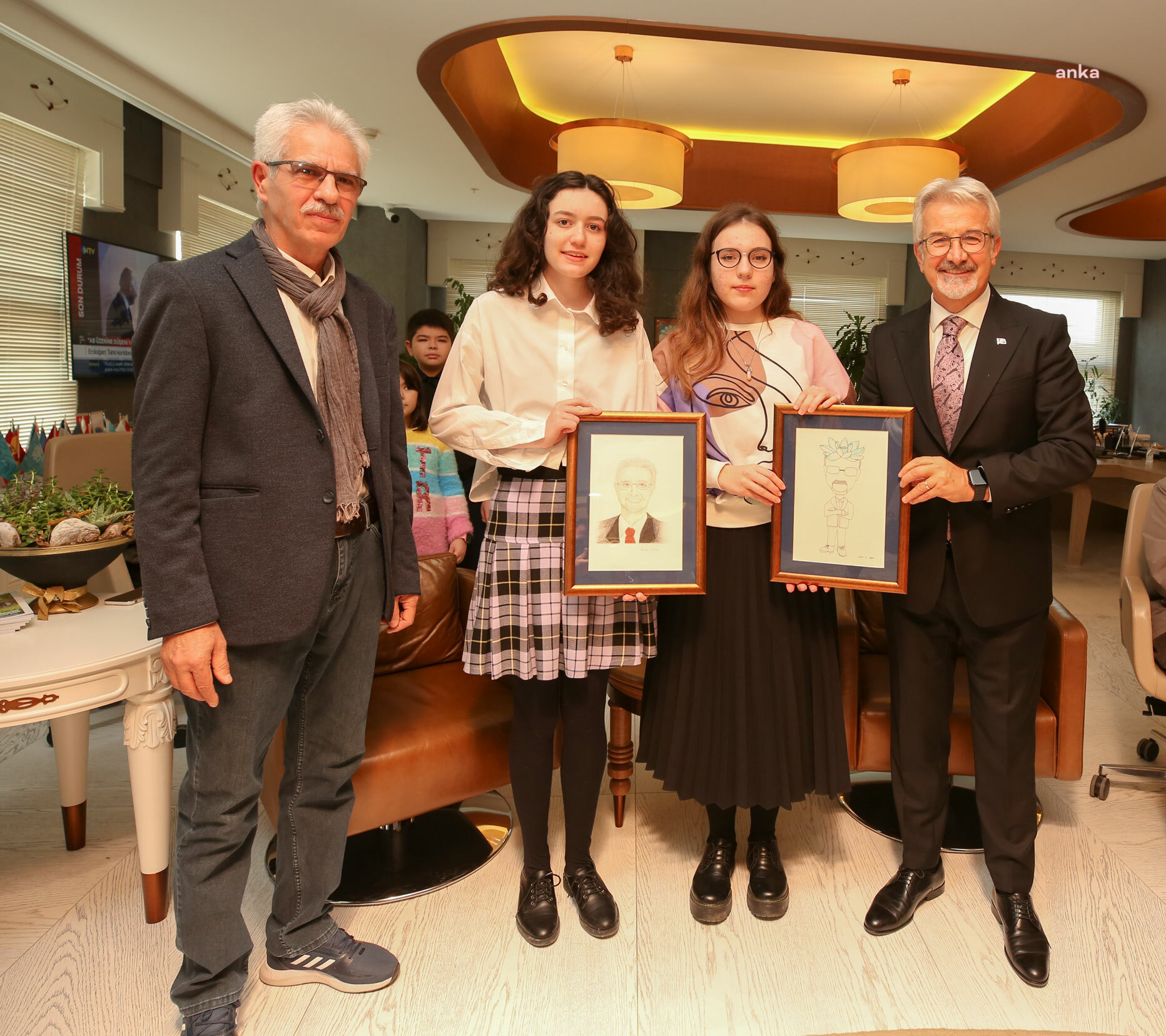 ÖDÜLLÜ KARİKATÜRİSTLER, NİLÜFER BELEDİYE BAŞKANI ERDEM İLE BULUŞTU