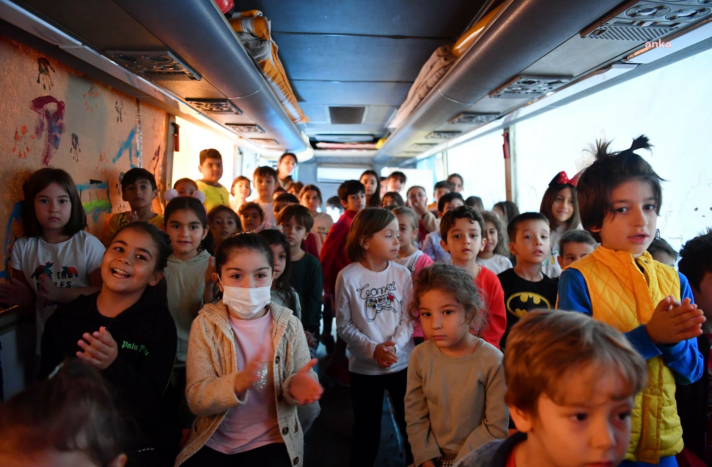 ÇOCUKLAR, KONYAALTI BELEDİYESİ'NİN TİYATRO OTOBÜSÜ’NÜ SEVDİ