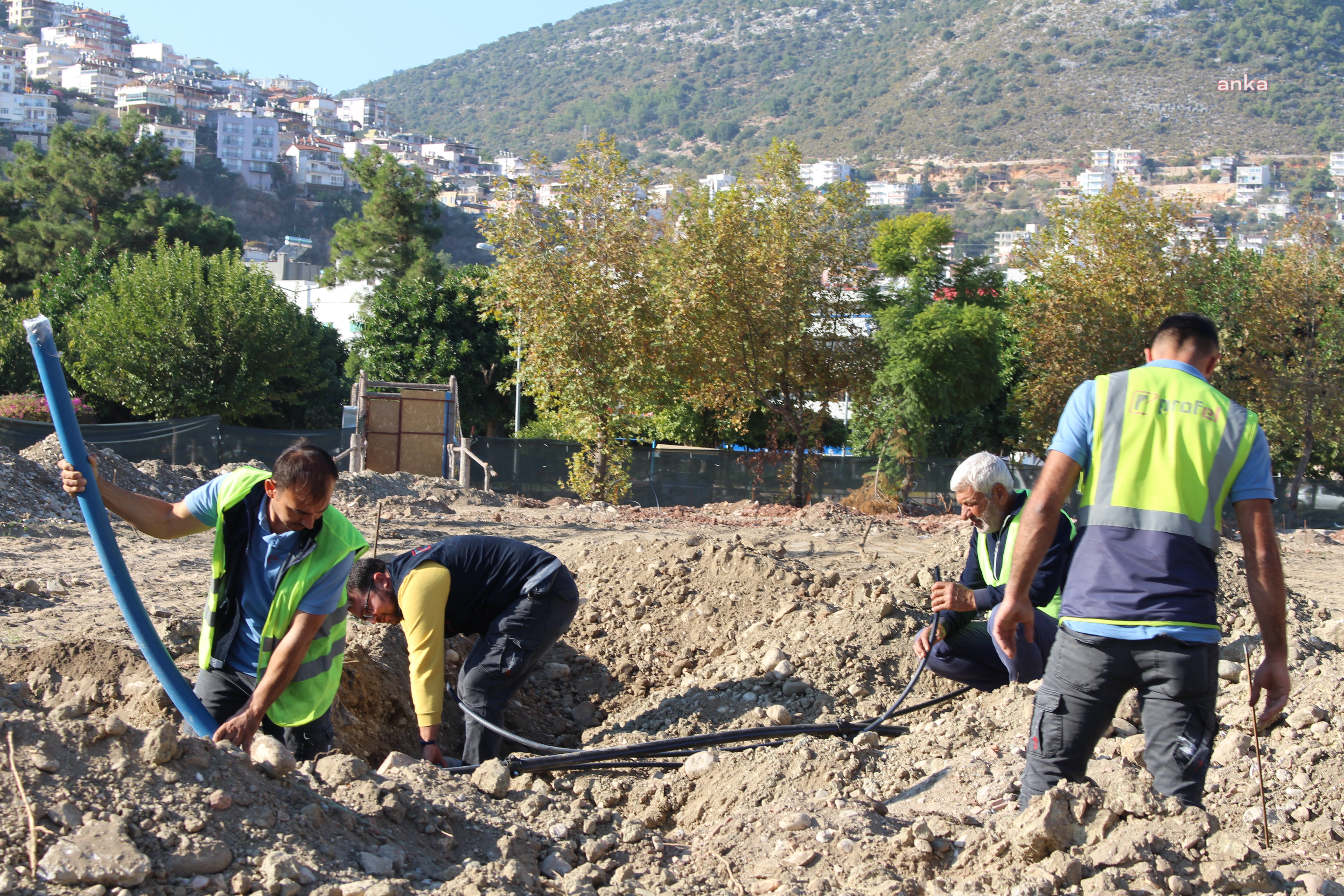 FİNİKE CUMHURİYET MEYDANI ÇALIŞMALARI DEVAM EDİYOR