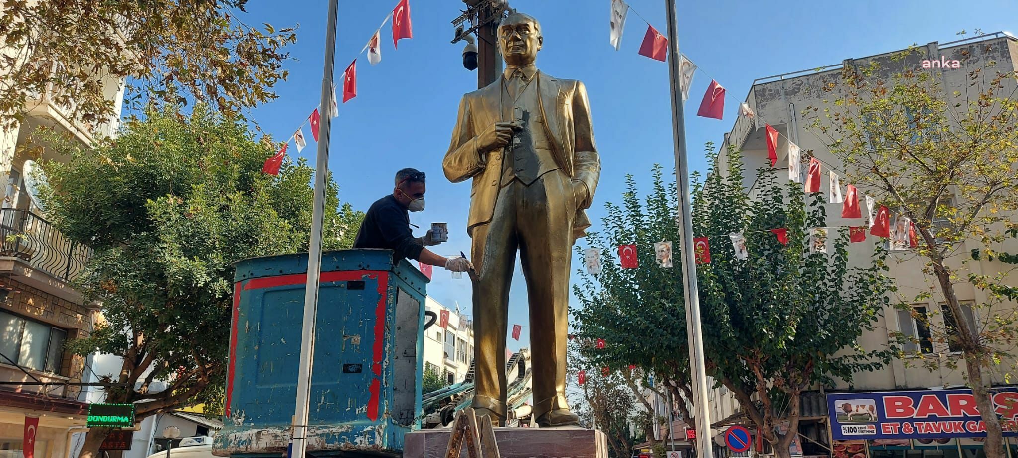 KUŞADASI BELEDİYESİ KENTTEKİ ATATÜRK ANITLARINI YENİLEMEYİ SÜRDÜRÜYOR