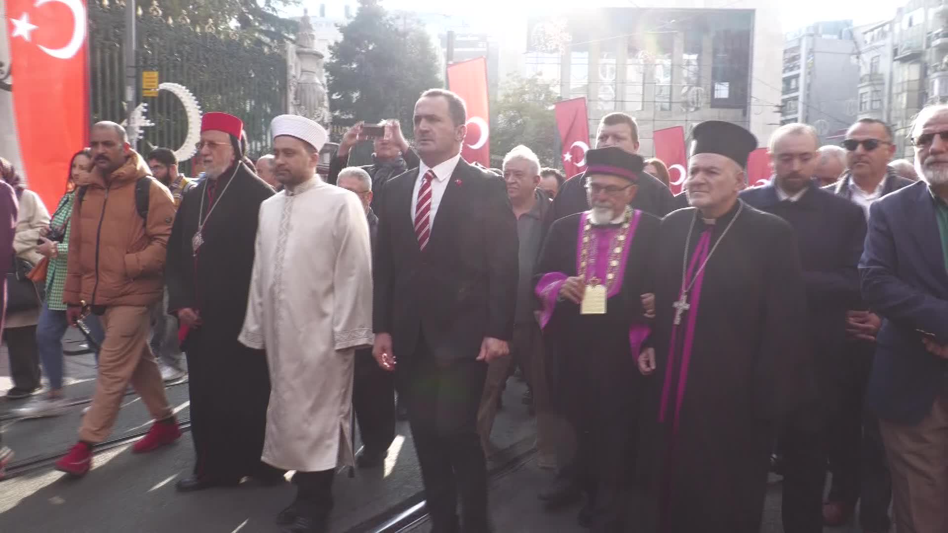 DİNİ LİDERLERDEN İSTİKLAL CADDESİ’NDE TERÖRE KARŞI ORTAK MESAJ: “TERÖRÜ KINIYOR, TEKRARLANMAMASINI TEMENNİ EDİYORUZ”