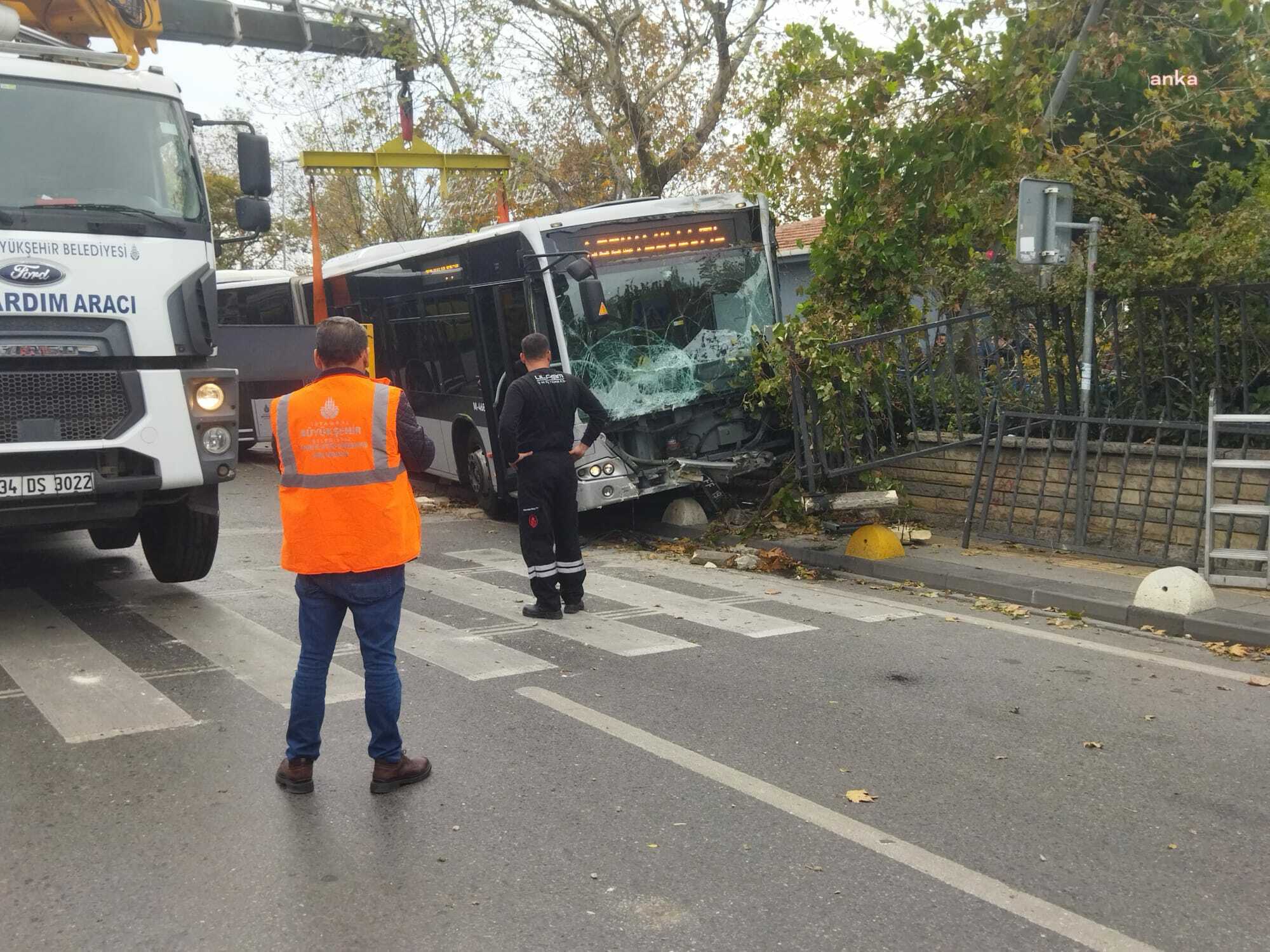 İSTANBUL'DA KONTROLDEN ÇIKAN METROBÜS, KADIKÖY BELEDİYESİ'NİN BAHÇE DUVARINA ÇARPTI