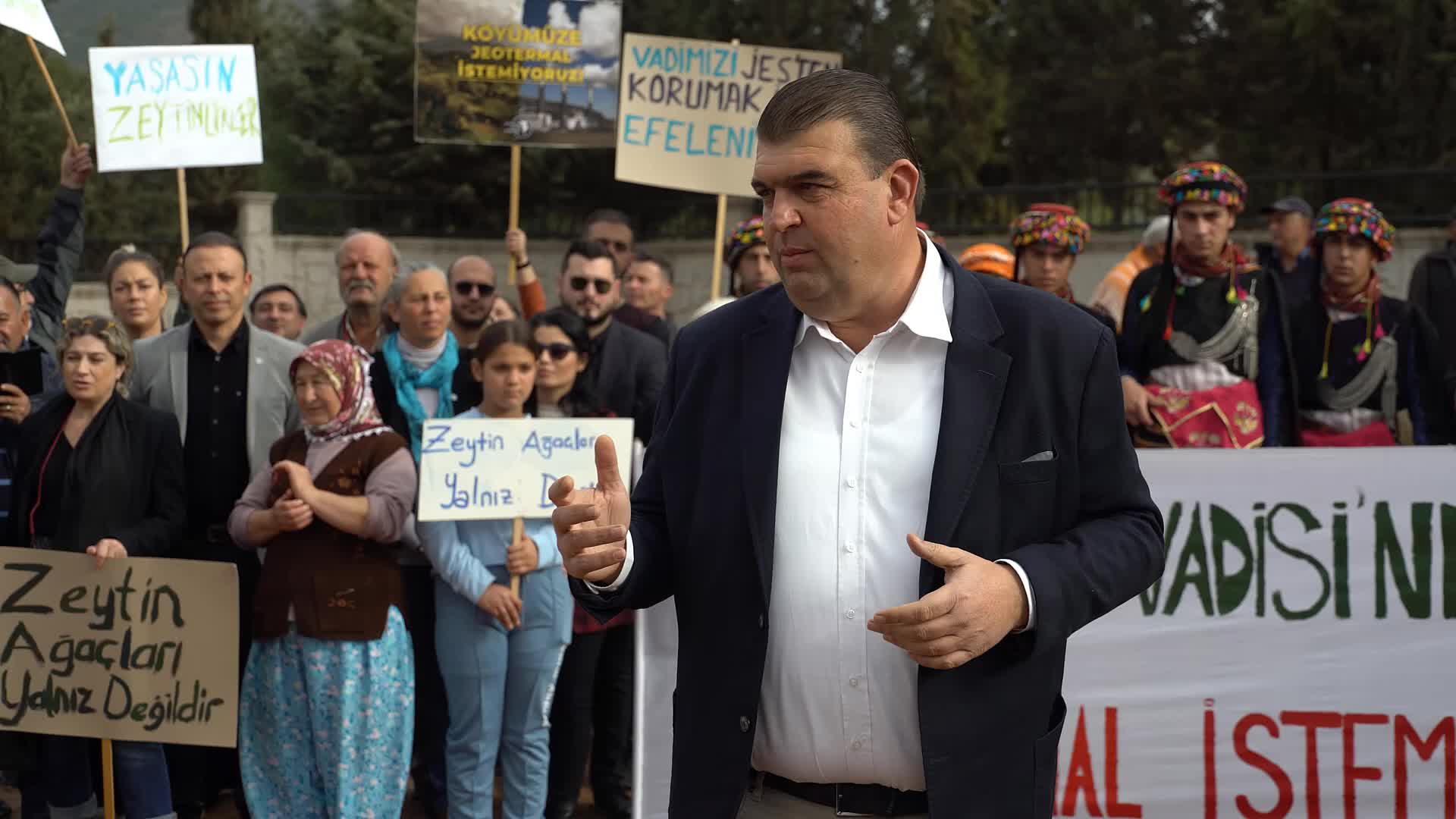 SEFERİHİSAR KÖYLÜSÜ, MAHKEMENİN JEOTERMAL SANTRALİ PROJESİNE YÖNELİK İPTAL KARARINI ZEYBEKLE KUTLADI