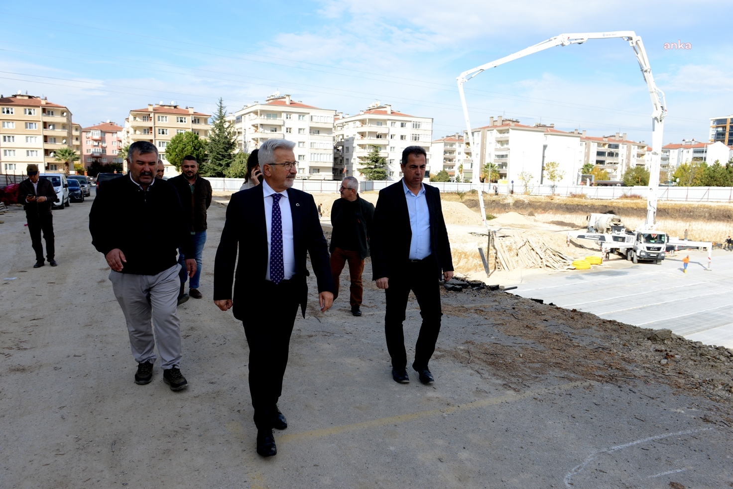 MAMAK BELEDİYESİ EKİPLERİ KÜPELİ BİR KÖPEĞİ, ANKARA BAROSU HAYVAN HAKLARI MERKEZİ BAŞKANI GÜRSOY’UN TÜM İTİRAZLARINA BARINAĞA GÖTÜRDÜ. BARINAK ÖNÜNE GİDEN AVUKAT TAŞTEKİN, DARP EDİLDİ