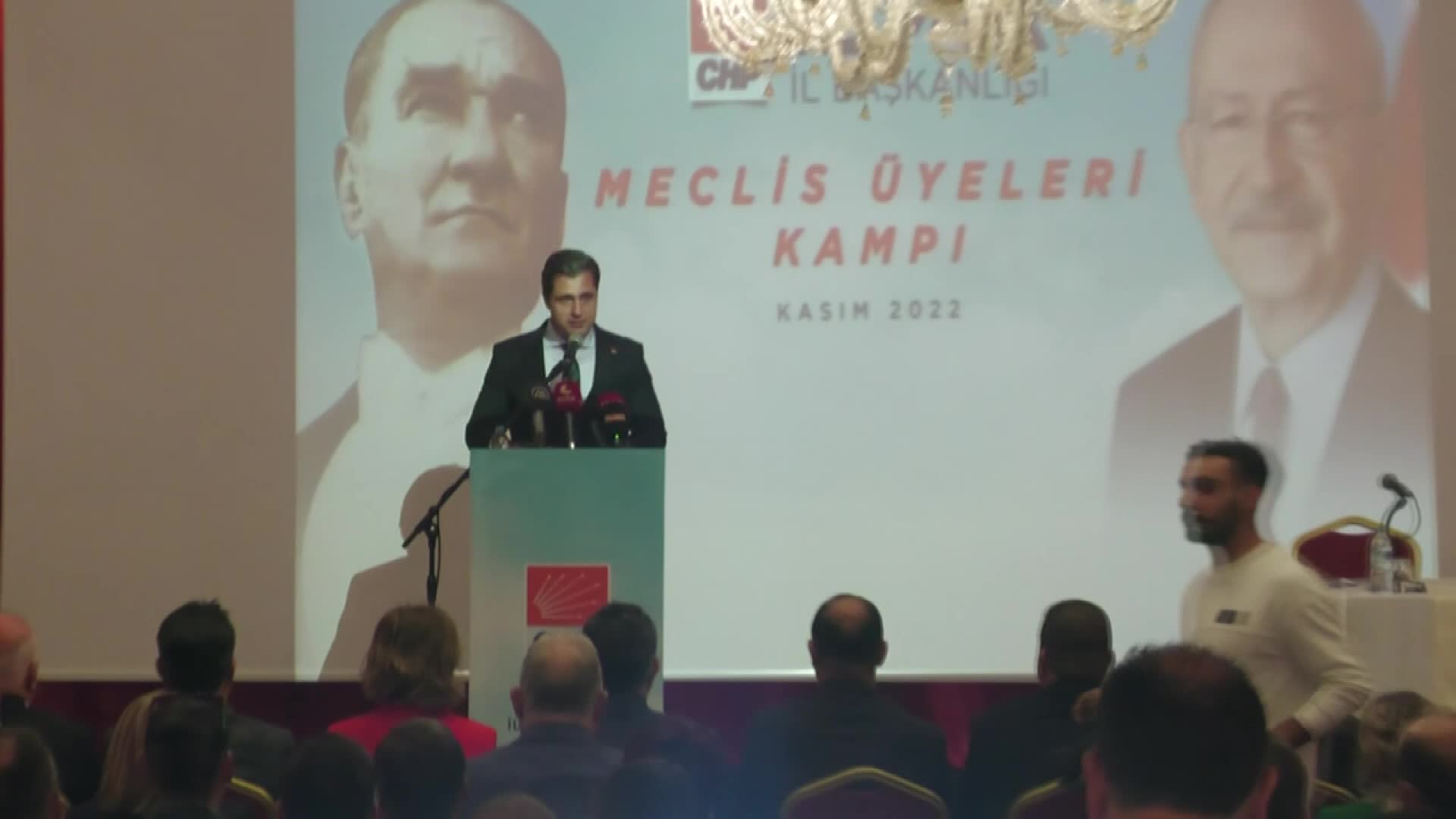 DENİZ YÜCEL: İKTİDAR YÜRÜYÜŞÜMÜZÜN GÜMBÜR GÜMBÜR AYAK SESLERİ İKTİDARI ÜRKÜTÜYOR. BİZ YÜRÜDÜKÇE SARAYIN SIVALARI DÖKÜLÜYOR