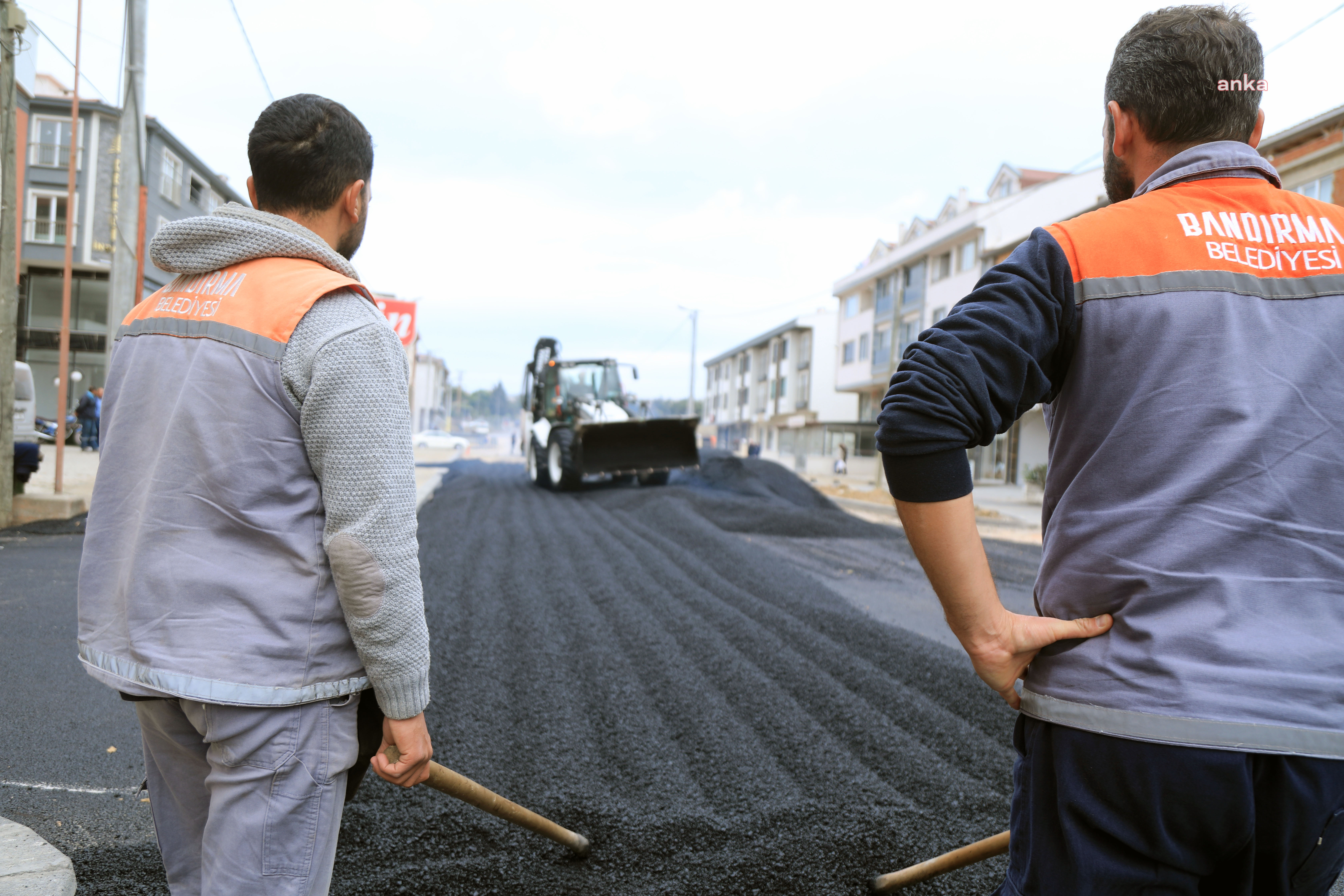 BANDIRMA BELEDİYESİ, KENTTE YOL YAPIM ÇALIŞMALARINA DEVAM EDİYOR