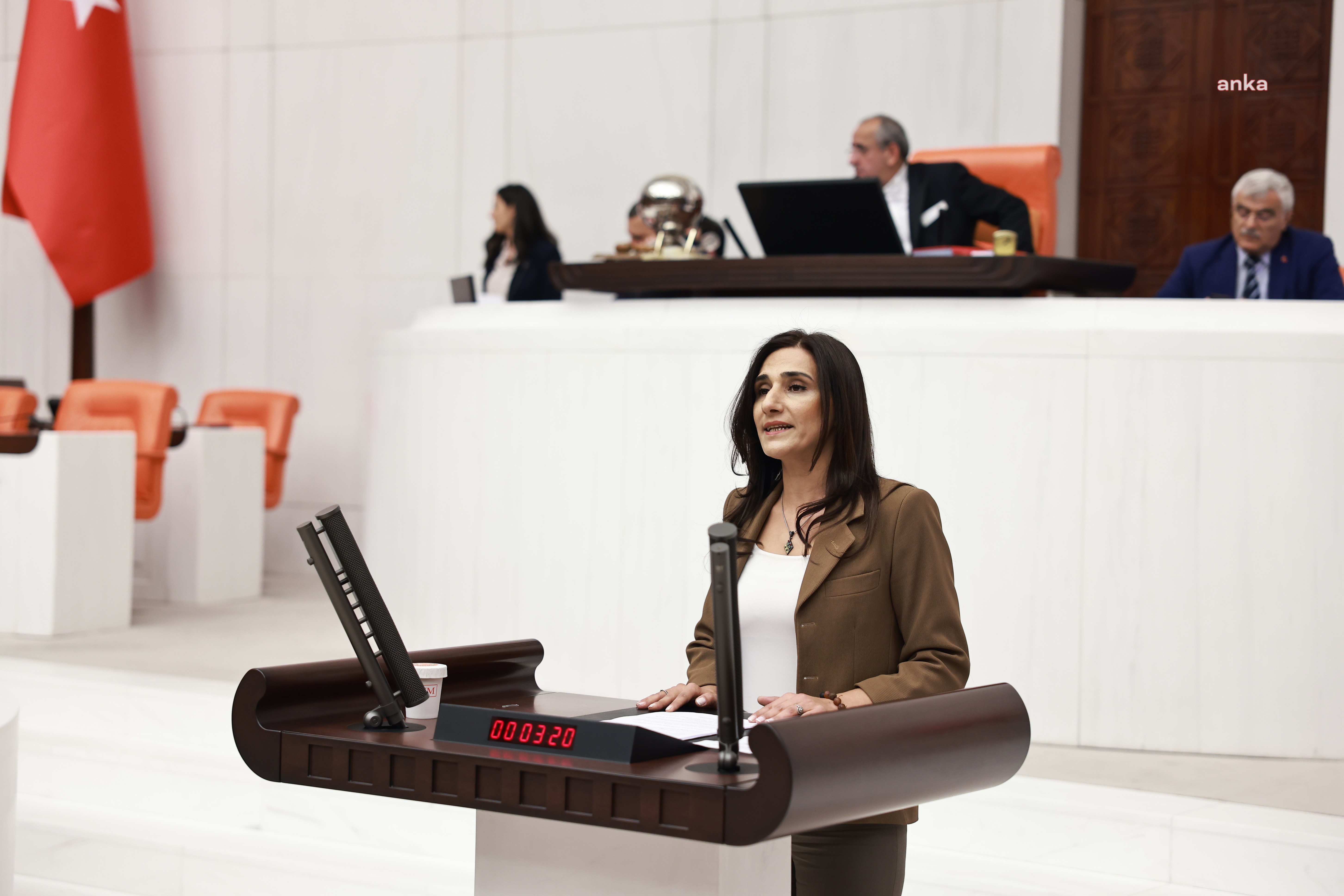 HDP’Lİ ŞEVİN COŞKUN’DAN BAKAN SOYLU’YA: “AKILLI TELEFONA SAHİP OLMAYAN KADINLARIN, KADES UYGULAMASINDAN YARARLANMALARI AMACIYLA TELEFON VE İNTERNET TAHSİSİNE İLİŞKİN BİR ÇALIŞMANIZ OLACAK MIDIR?”