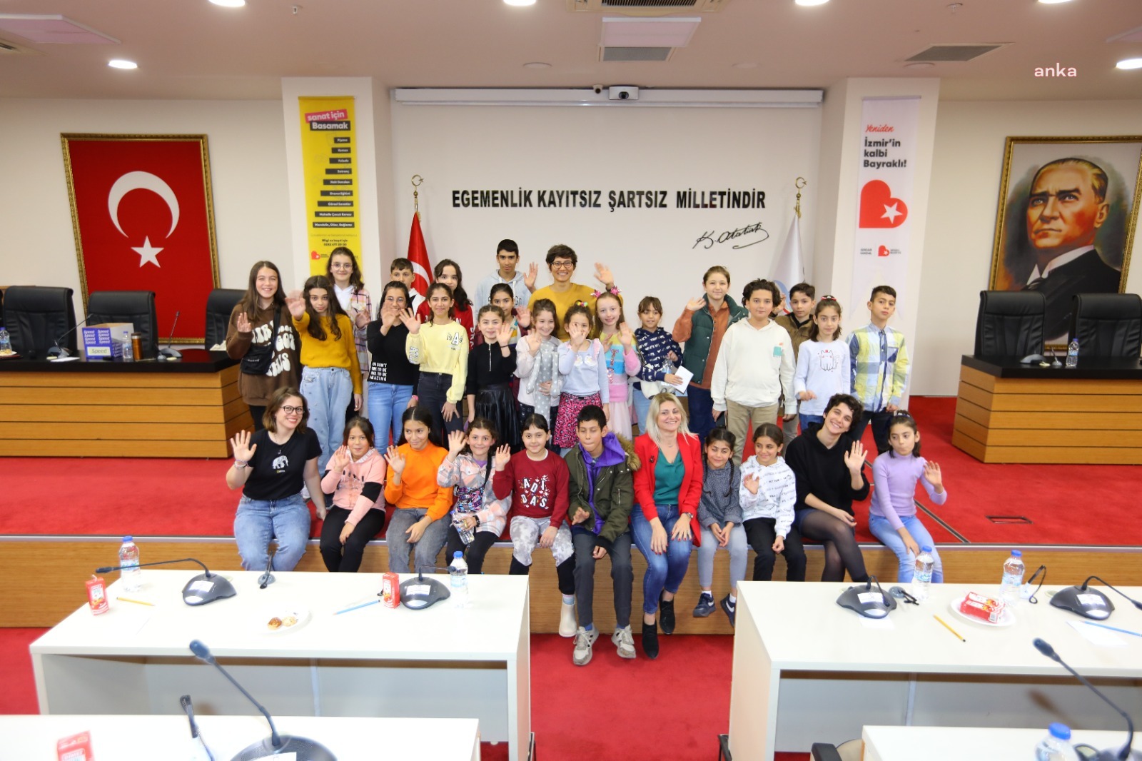 BAYRAKLILI ÇOCUKLAR: “YARINLARI BİZ KURACAĞIZ”