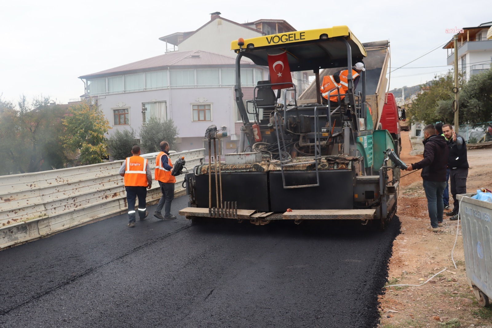 İZMİT BELEDİYESİ EKİPLERİNDEN TEPEKÖY MAHALLESİ'NDE ASFALT ÇALIŞMASI
