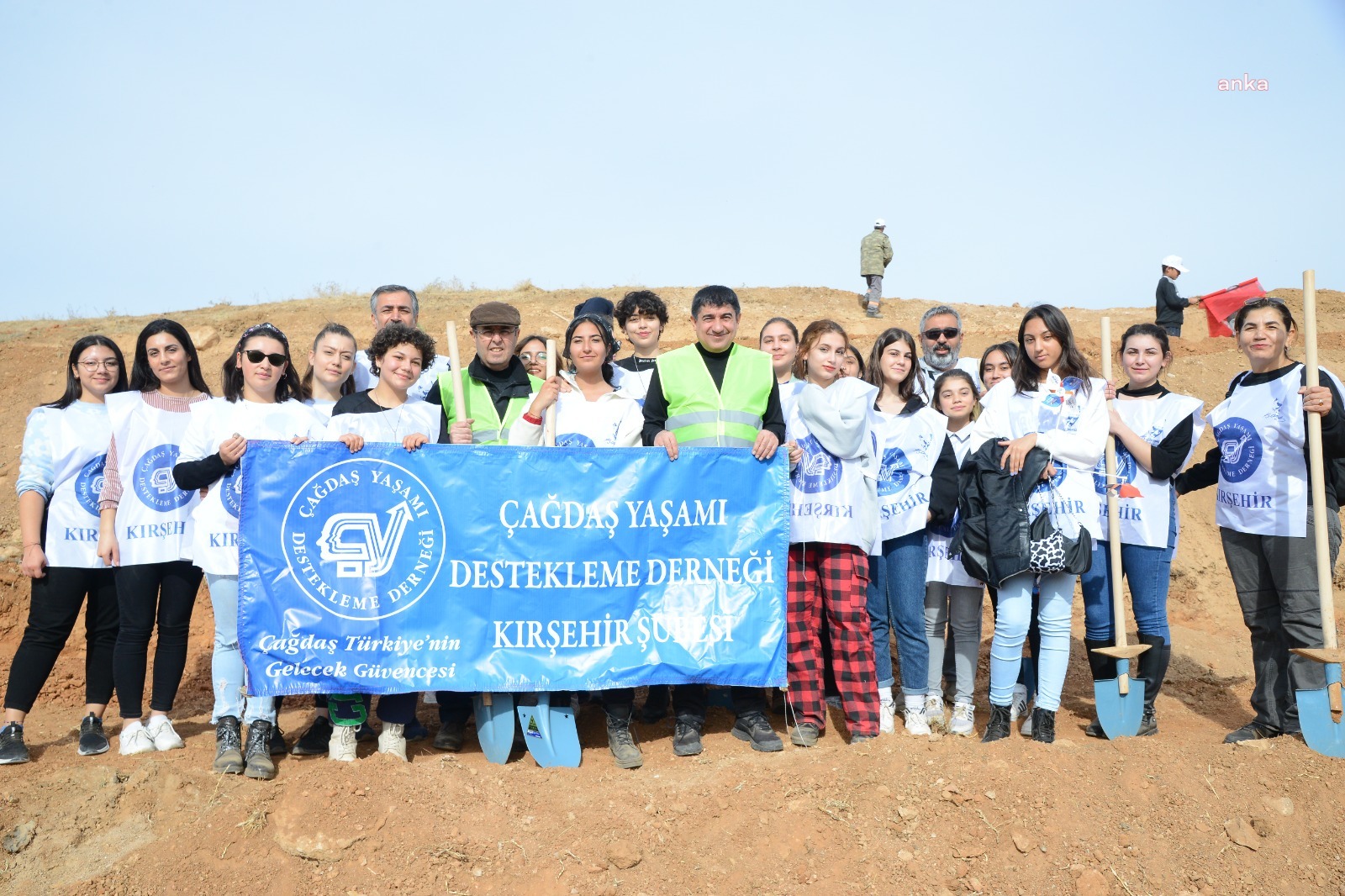 KIRŞEHİR BELEDİYESİ, BAHÇELİEVLER MAHALLESİ’NDE 6 BİN FİDANI TOPRAKLA BULUŞTURDU