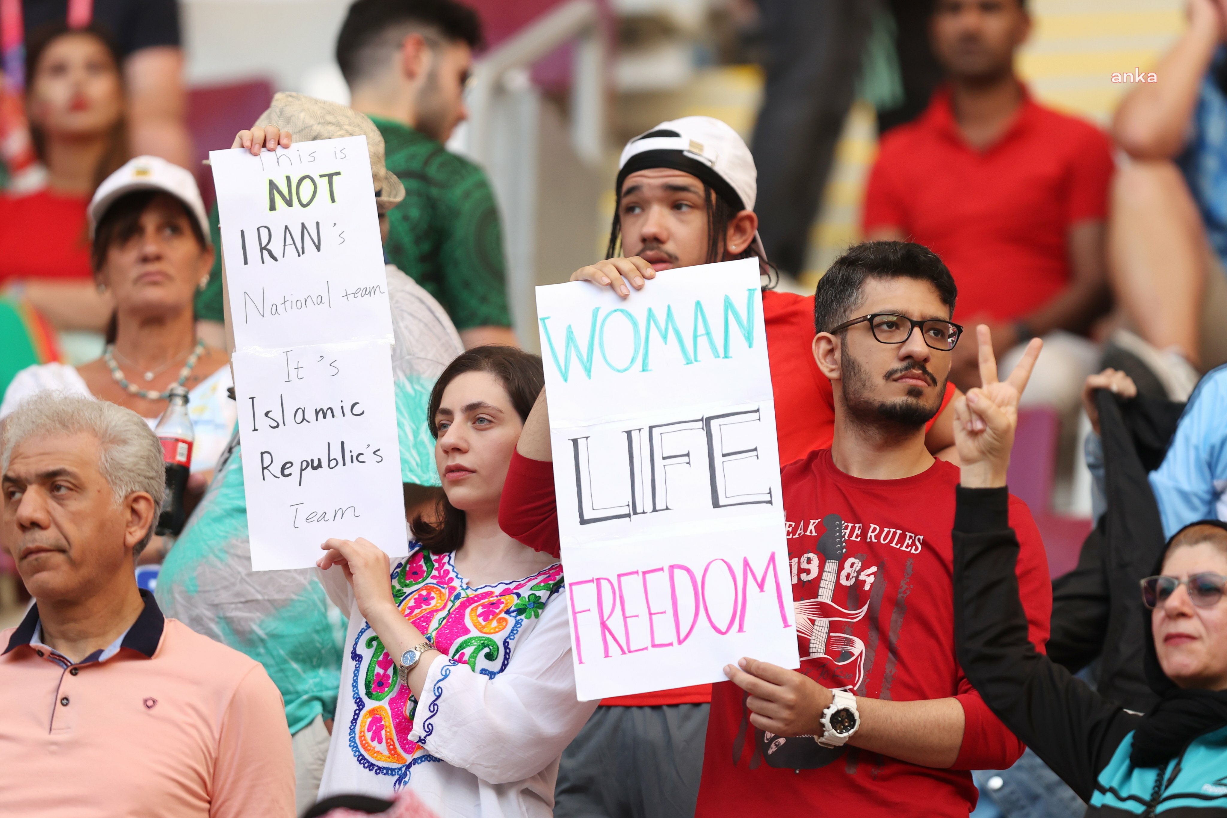 DÜNYA KUPASI’NDA TARAFTARLARDAN İRAN'DAKİ PROTESTOLARA DESTEK: WOMAN LIFE FREEDOM