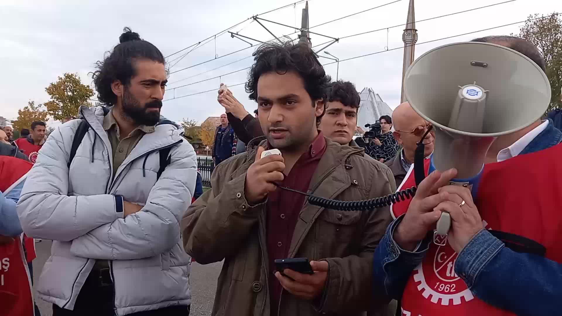 ÖĞRENCİLERDEN GREVDEKİ OMÜ İŞÇİLERİNE DESTEK