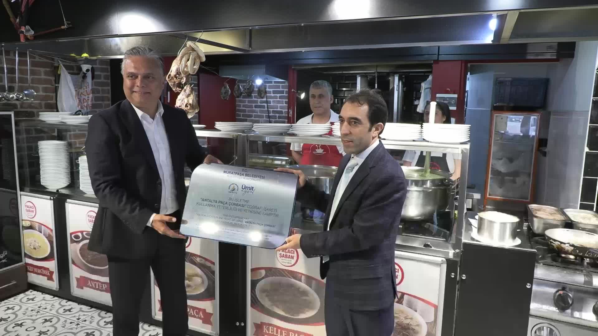 BAŞKAN UYSAL, COĞRAFİ İŞARET ALMAYA LAYIK GÖRÜLEN İŞLETMELERE BELGELERİNİ TAKDİM ETTİ