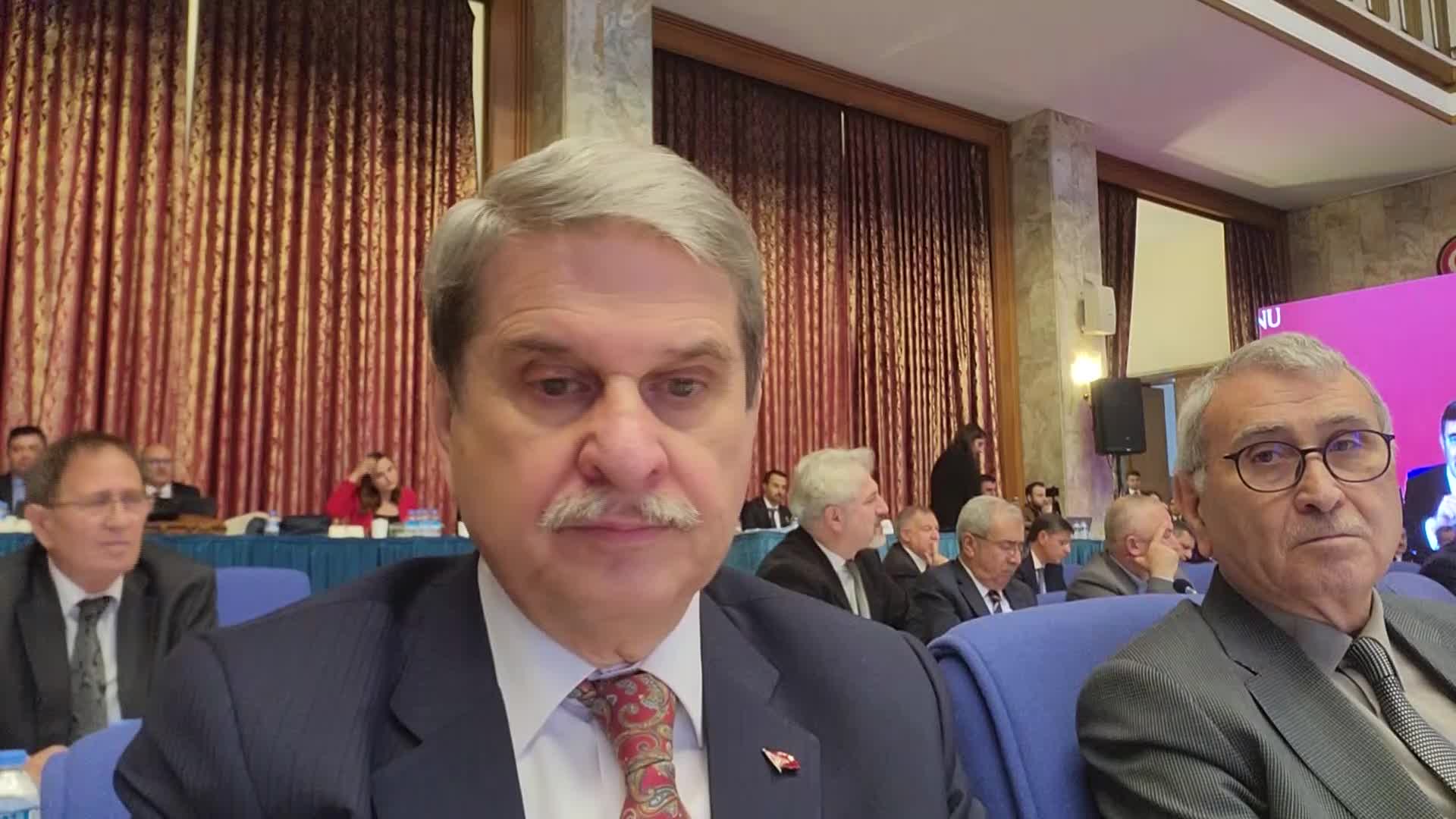 BAKAN AKAR’DAN, TÜRK ASKERLERİNİN BAŞINA ÇUVAL GEÇİRİLMESİ EMRİNİ VEREN ABD’Lİ KOMUTANDAN ALDIĞI NİŞANI HATIRLATAN AYTUN ÇIRAY’A: “BİRAZ SONRA BUNLARI YAYINLAYACAKSIN, OY ALACAKSIN. NAH ALIRSIN BÖYLE OY”
