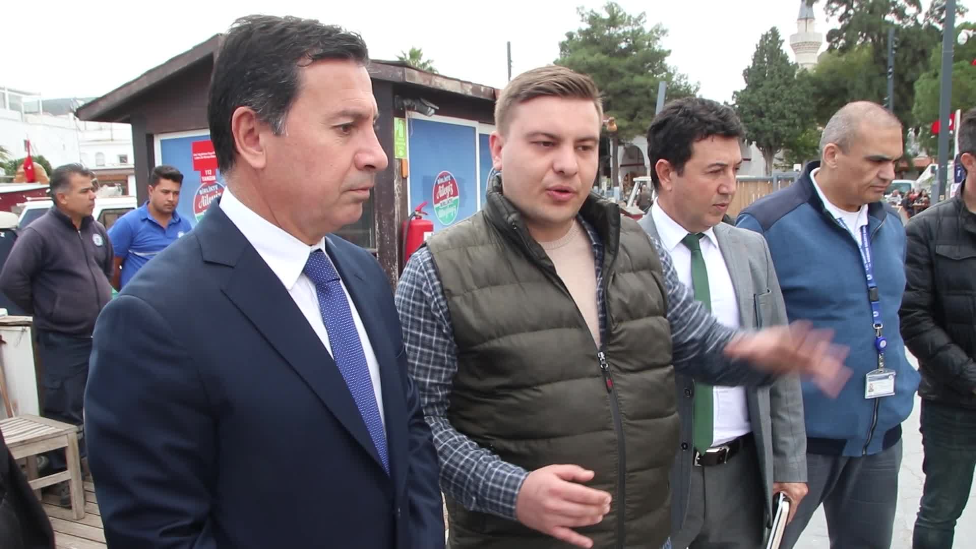 BODRUM’DA DENİZ YÜZEYİ TEMİZLEME ARAÇLARI HİZMETE BAŞLADI