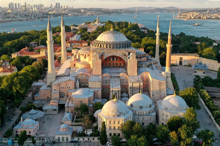 DİN İŞLERİ YÜKSEK KURULU: AYASOFYA’DAKİ RESİMLER PERDELENMELİ