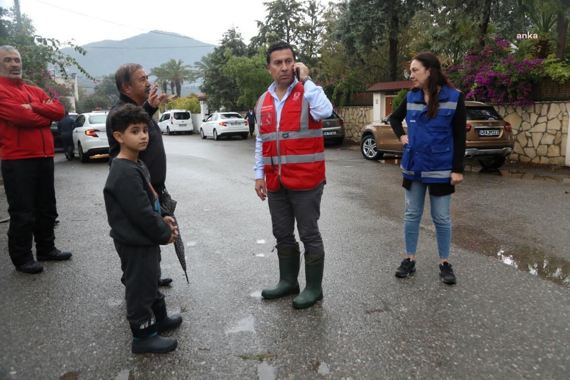 BODRUM BELEDİYE BAŞKANI ARAS, YAĞIŞ BOYUNCA EKİPLERLE SAHADAYDI