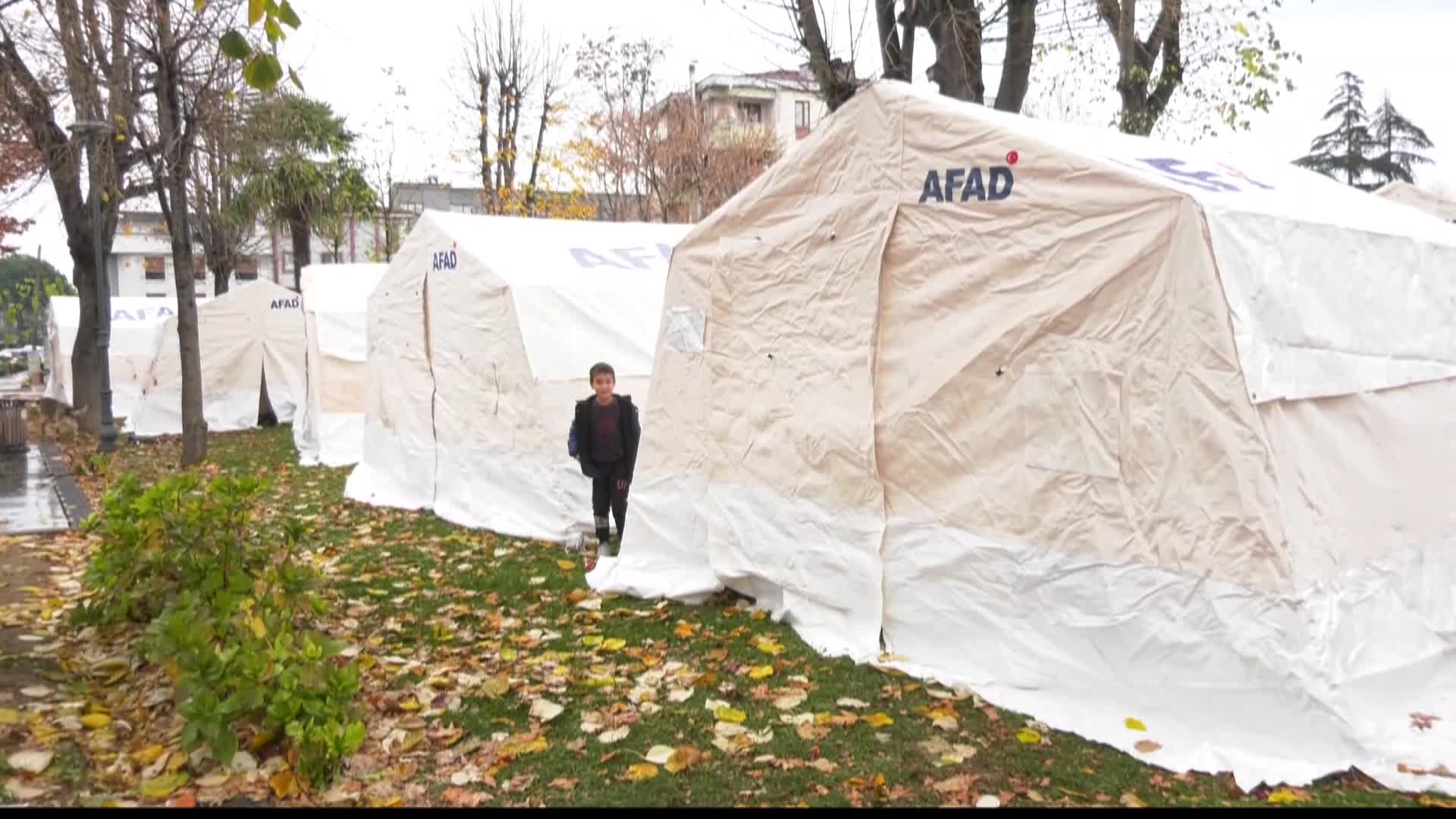 DÜZCE’DE DEPREMİN İKİNCİ GÜNÜ: “ÇOCUK İÇERDE YATIYOR, ÜŞÜYOR…SADECE BATTANİYE BEKLİYORUZ…YAĞMURDAN, SOĞUKTAN KORUNABİLECEĞİM BİR BEZ İSTİYORUM”