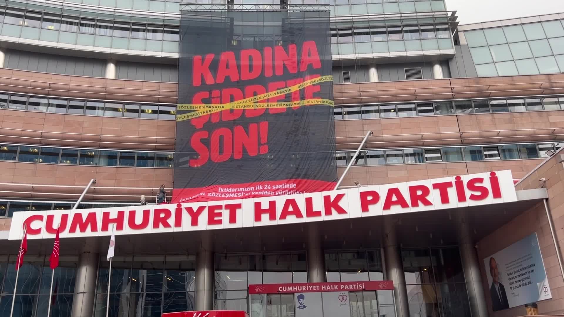 CHP GENEL MERKEZİ’NE “KADINA ŞİDDETE SON” YAZILI PANKART ASILDI