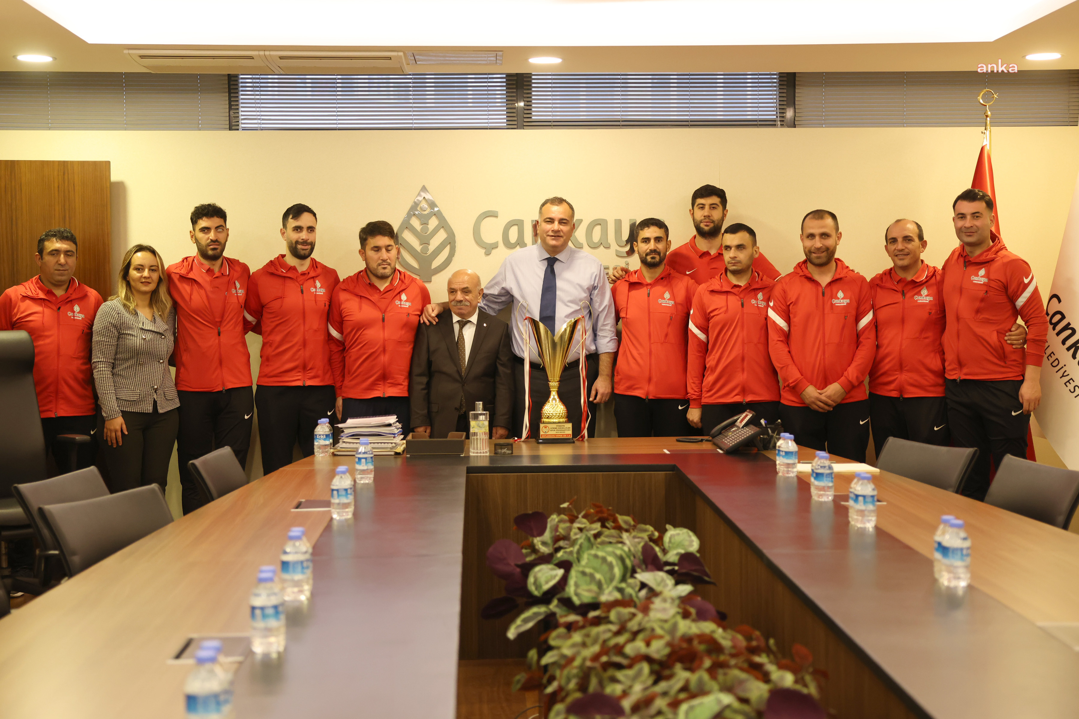 BAŞKAN TAŞDELEN ÇANKAYALI ÖZEL FUTBOLCULARI AĞIRLADI