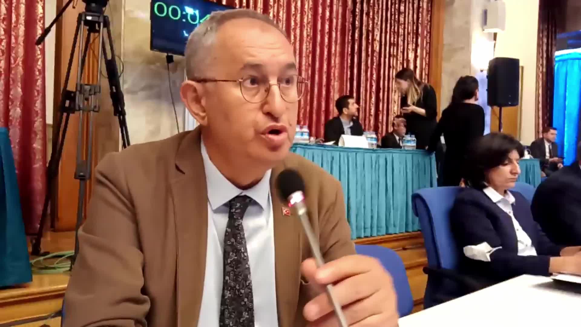 ATİLA SERTEL: “BASIN KARTININ SADECE RENGİNİ DEĞİŞTİRMEDİLER. ASIL YAPTIKLARI, GERÇEKTEN GAZETECİLİK YAPAN ANCAK MUHALİF DURUŞLARIYLA BİLİNEN KİŞİLERE BASIN KARTLARINI VERMEMEK”