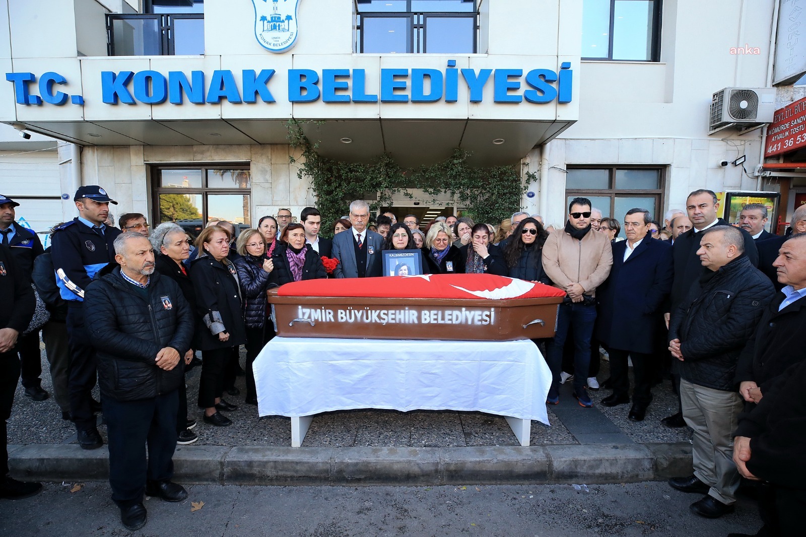 CHP KONAK İLÇE KADIN KOLLARI BAŞKANI NURTEN SERHADBEYİ SON YOLCULUĞUNA UĞURLANDI
