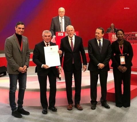 ÜNAL ÇEVİKÖZ, SOSYALİST ENTERNASYONEL KONGRESİ’NDE 36 BAŞKAN YARDIMCISINDAN OLUŞAN PREZİDYUM ÜYELİĞİNE SEÇİLDİ