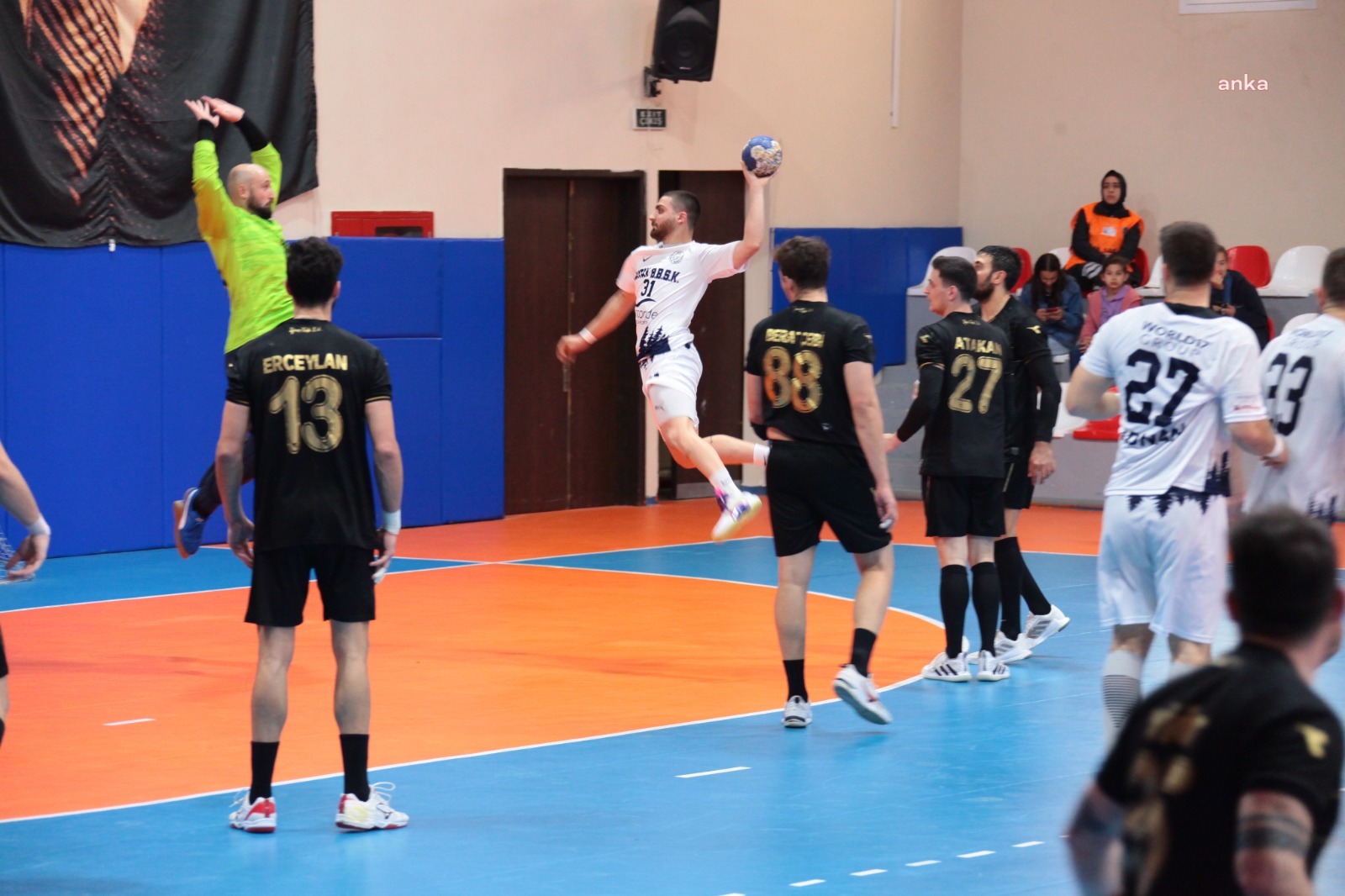 HATAY BÜYÜKŞEHİR'İN HENTBOL TAKIMI EVİNDE GALİP GELDİ
