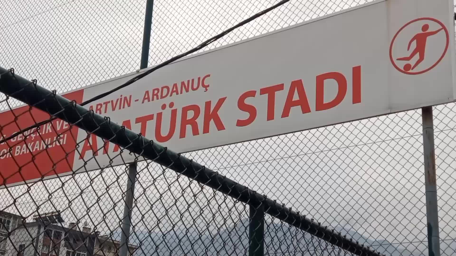 ŞAVŞAT GENÇLİK SPOR KULÜBÜ, İLÇEDE FUTBOL SAHASI OLMADIĞI İÇİN MAÇLARINI 75 KİLOMETRE UZAKLIKTAKİ ARDANUÇ'TA OYNAYACAK