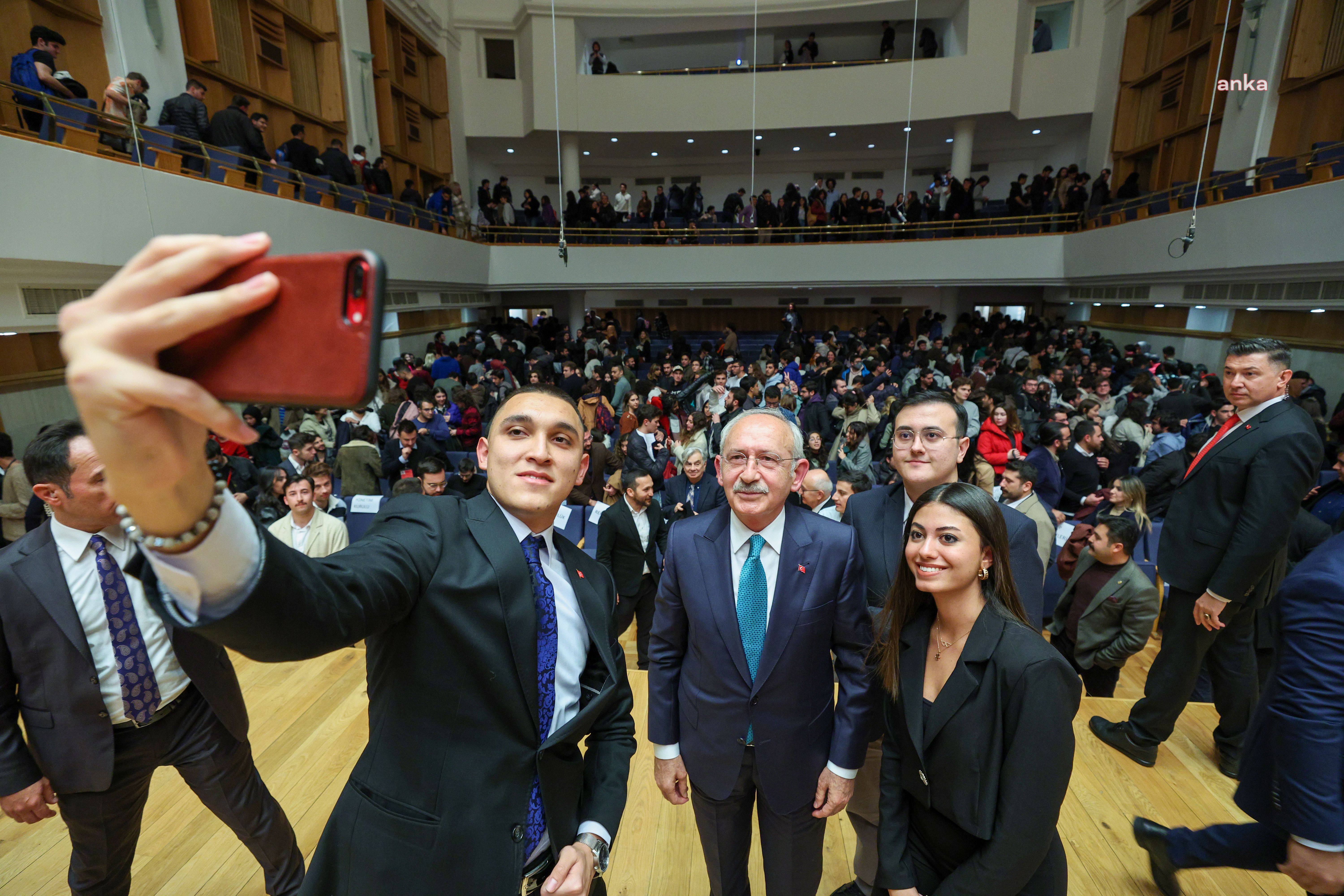 KILIÇDAROĞLU, ÜNİVERSİTE ÖĞRENCİLERİ İLE BİR ARAYA GELDİ