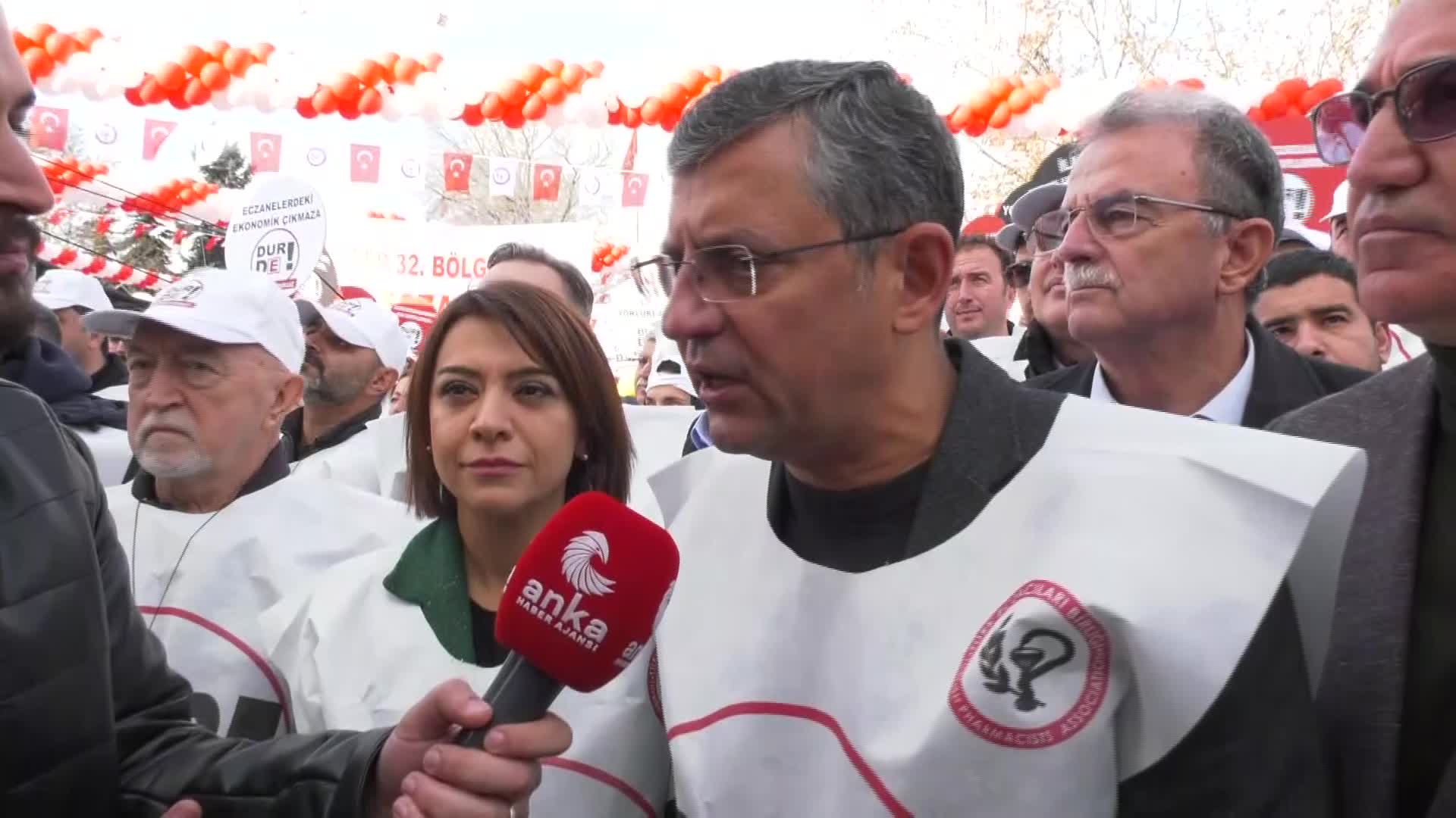 BÜYÜK ECZACI MİTİNGİ’NE GELEN ÖZGÜR ÖZEL: “BU KALABALIĞIN MİMARI ECZACILARIN SORUNLARINI DUYMAYAN, GÖRMEYEN İKTİDARDIR”