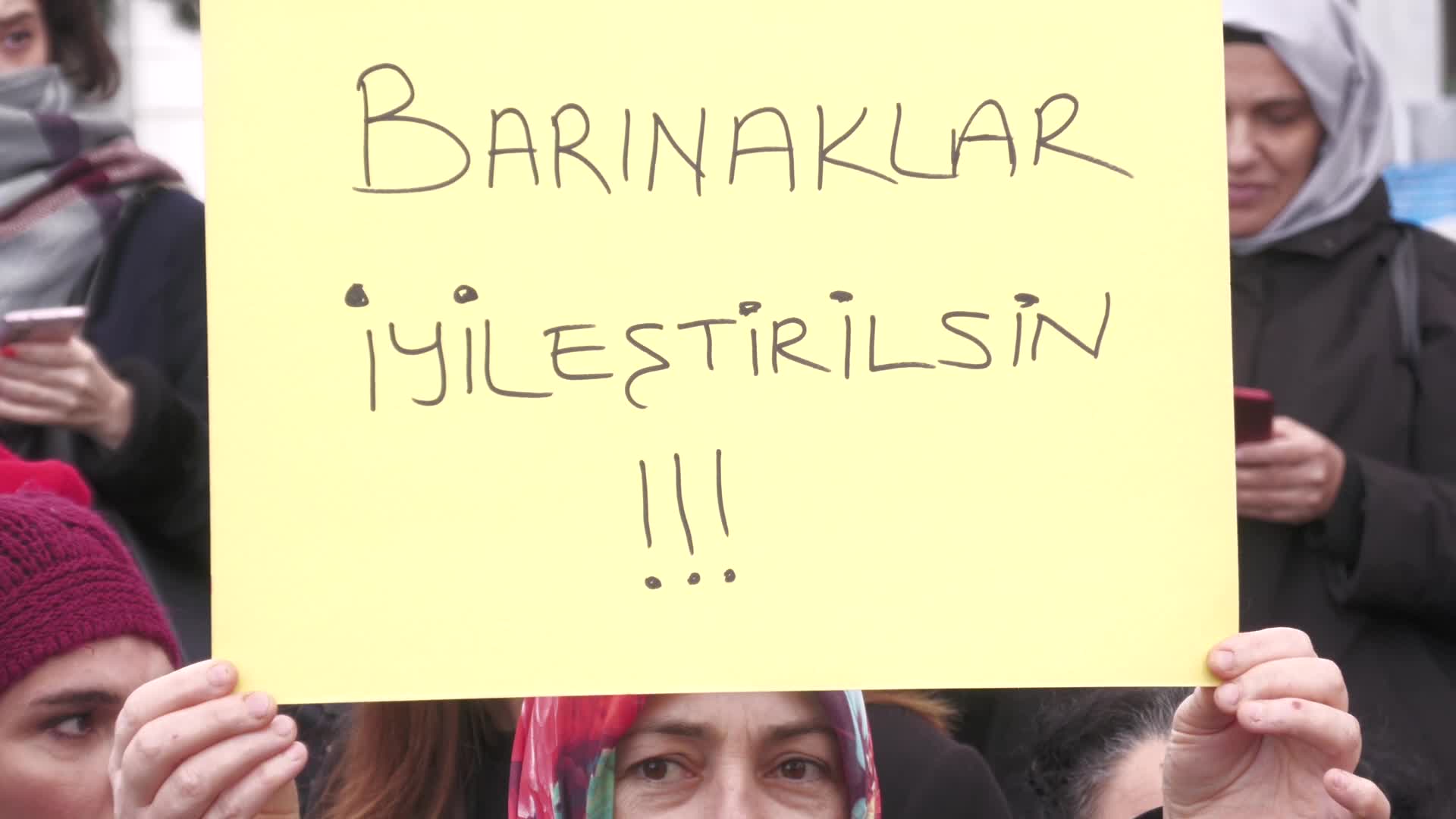 KONYA’DAKİ BARINAKTA YAŞANAN VAHŞET KADIKÖY’DE PROTESTO EDİLDİ
