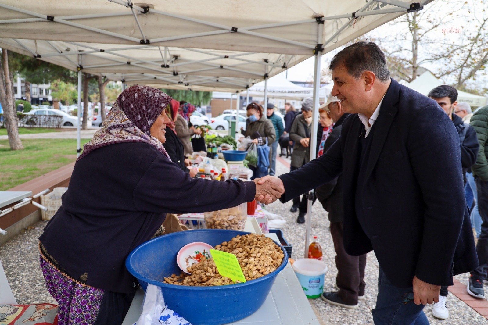 KARŞIYAKA'DA YEREL ÜRETİCİ PAZARI AÇILDI