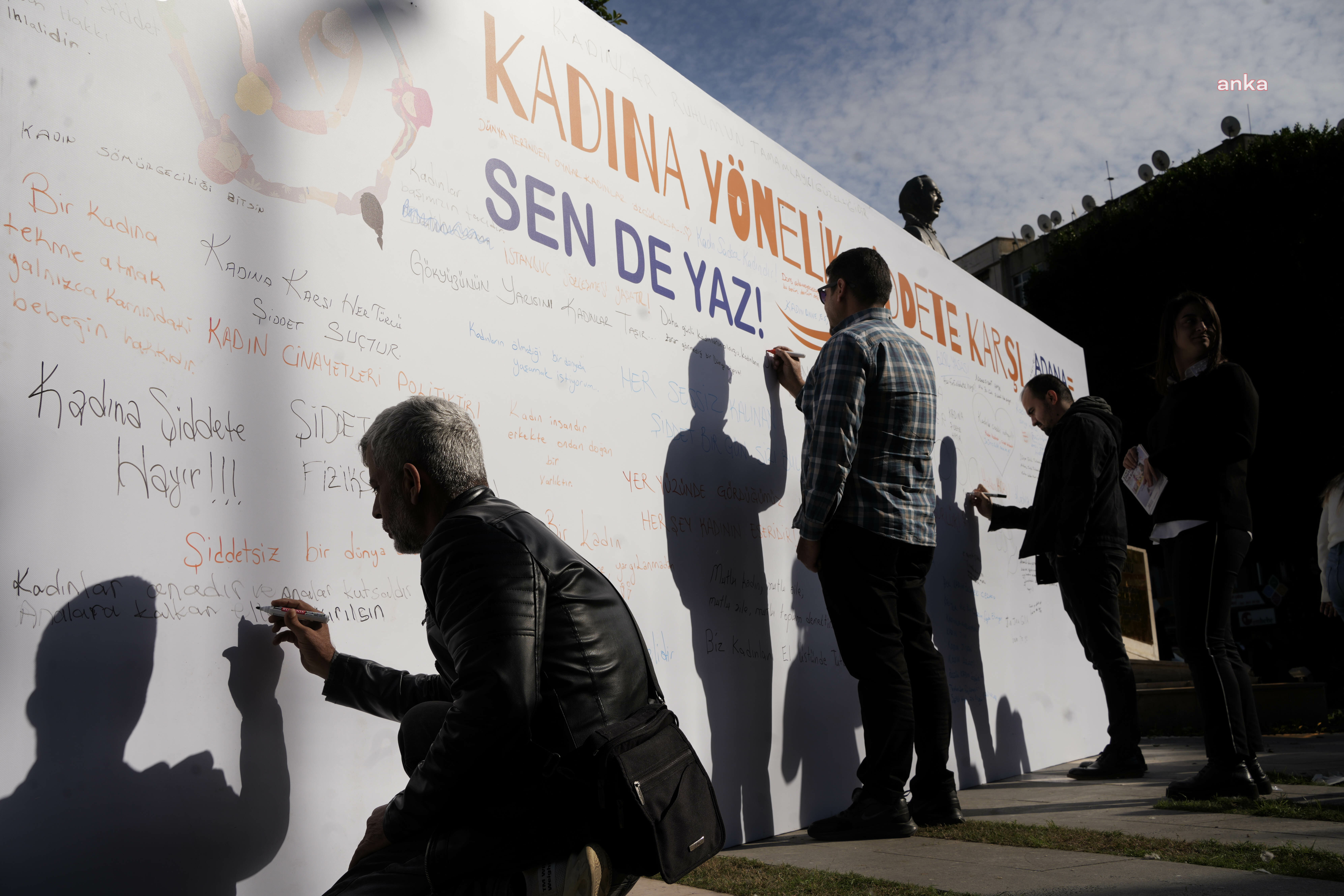 ADANA'DA KADINA YÖNELİK ŞİDDETE KARŞI 'SEN DE YAZ' PANOLARI KURULDU