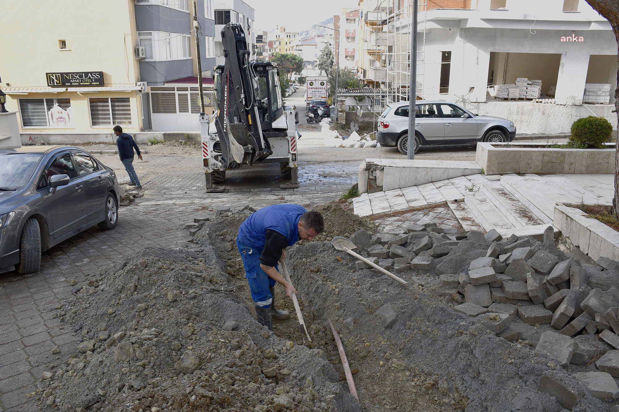 KUŞADASI BELEDİYESİ CUMHURİYET MAHALLESİ’Nİ YENİLİYOR
