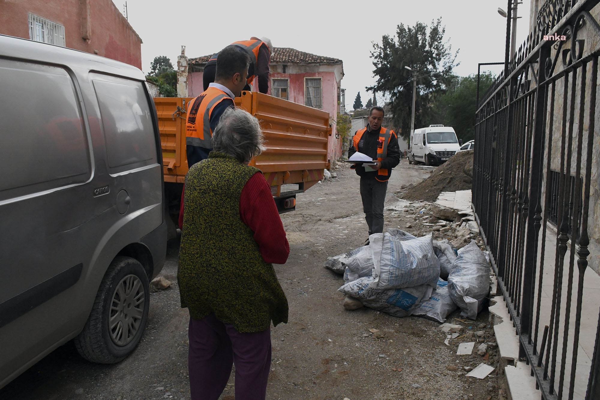 KUŞADASI BELEDİYESİ’NDEN İHTİYAÇ SAHİBİ AİLELERE KÖMÜR YARDIMI