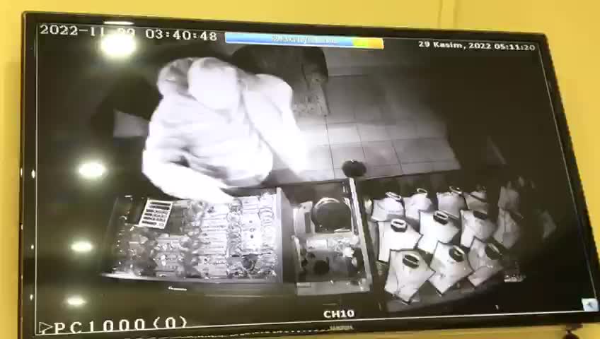 İSTANBUL'DA MÜZİSYEN MUSTAFA CECELİ’NİN BABASININ KUYUMCU DÜKKANINDAN 2,5 MİLYONLUK ALTIN ÇALINDI