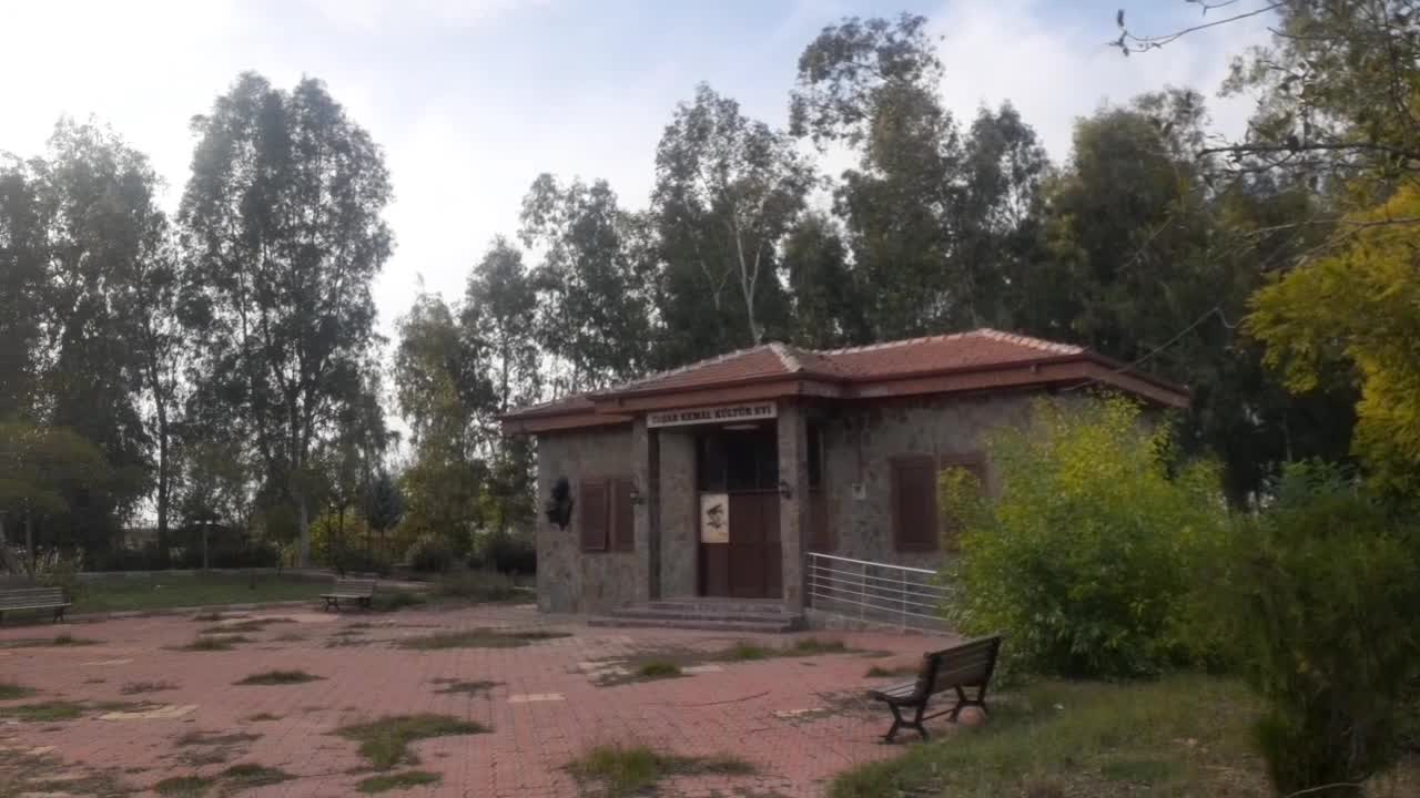 YAŞAR KEMAL KÜLTÜR EVİNİN ELEKTRİĞİNİN 7 YILDIR KESİK OLMASINA TEPKİ GÖSTEREN HALK ŞAİRİ: "PROGRAMLARDA ELEKTRİĞİ KEBAPÇIDAN ÇEKİYORUZ"