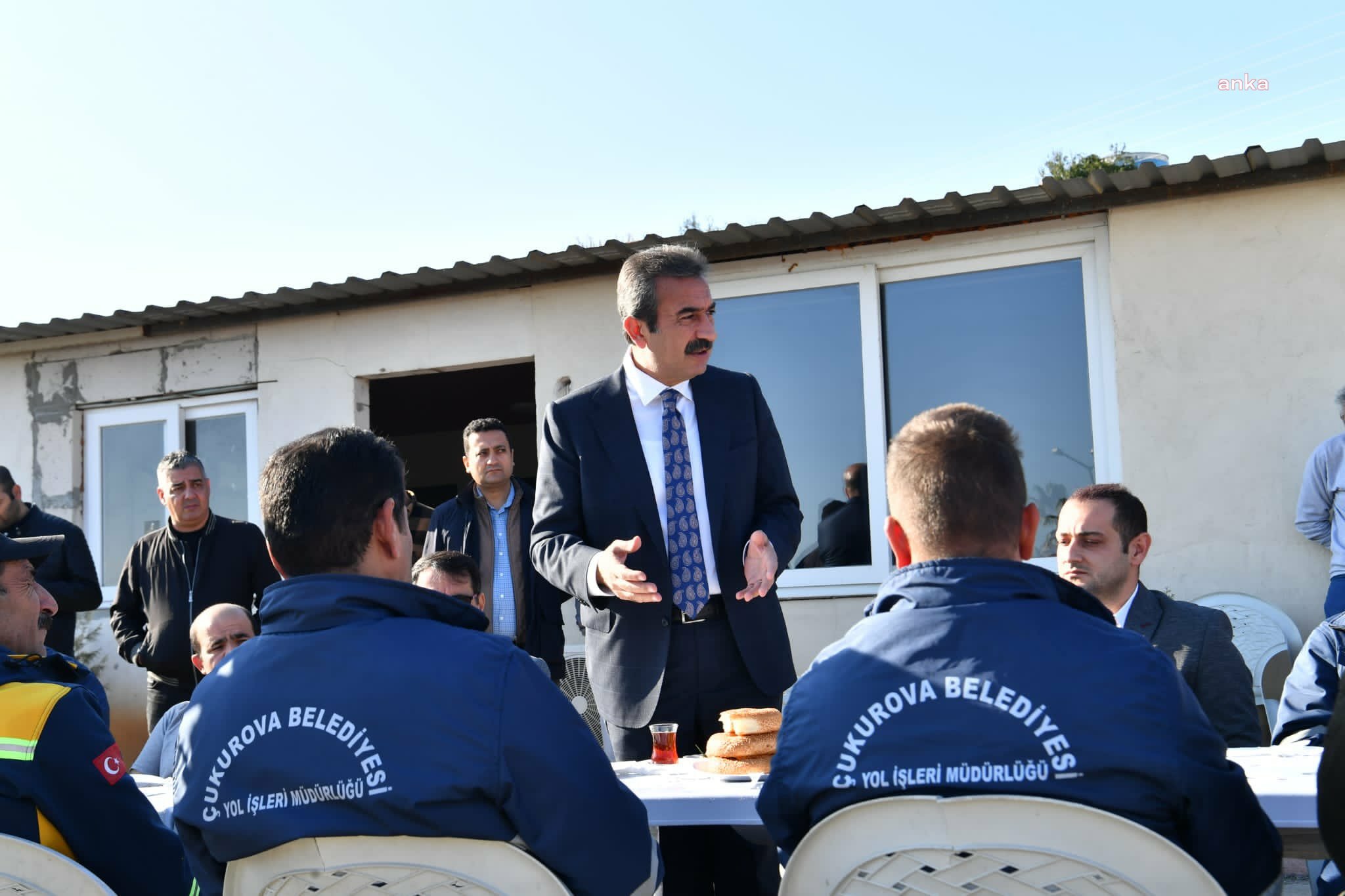 ÇUKUROVA BELEDİYE BAŞKANI ÇETİN, YOL İŞÇİLERİYLE KAHVALTIDA BULUŞTU