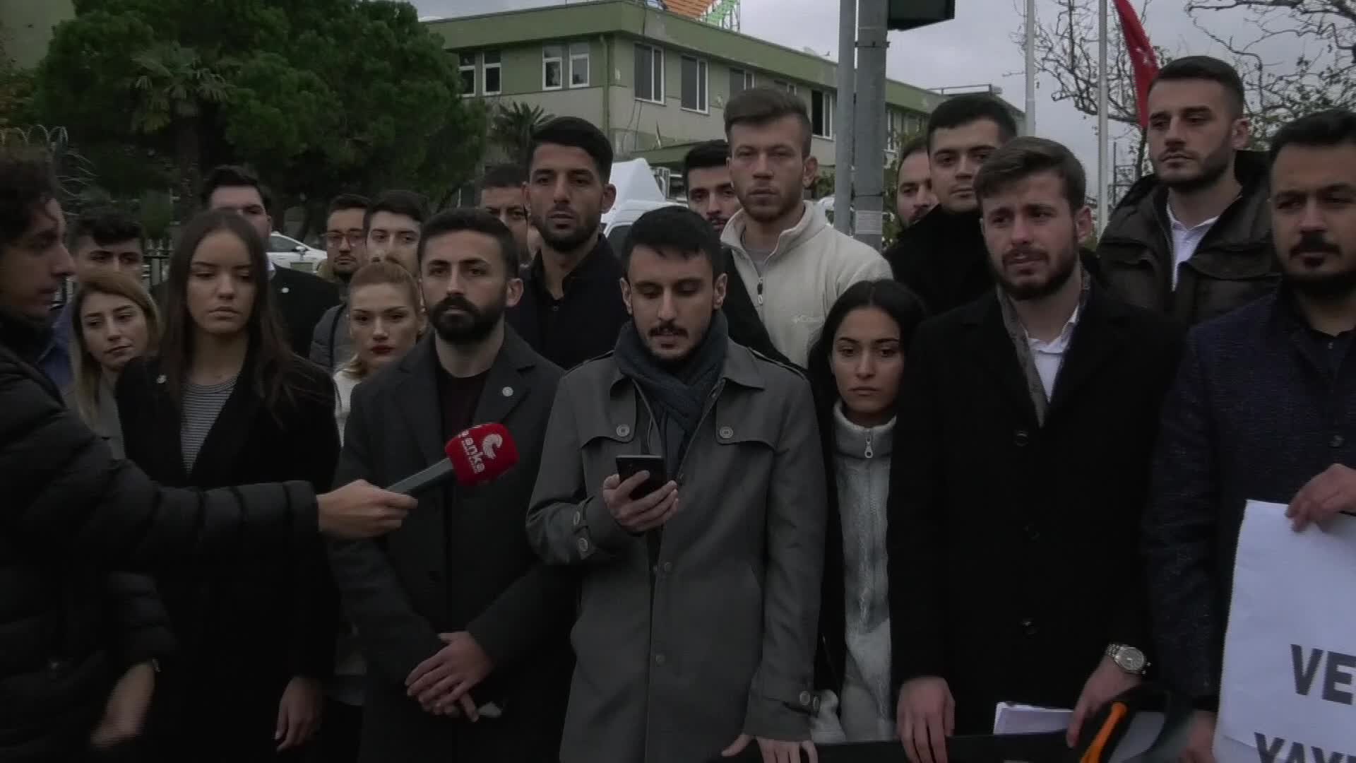 İYİ PARTİLİ GENÇLER, TRT’NİN AKŞENER YAYININI KESMESİNİ PROTESTO ETTİ: “İKTİDAR, DEVLETİMİZİN HER KURUMUNU KENDİNE BENZETMEYE ÇALIŞIYOR”