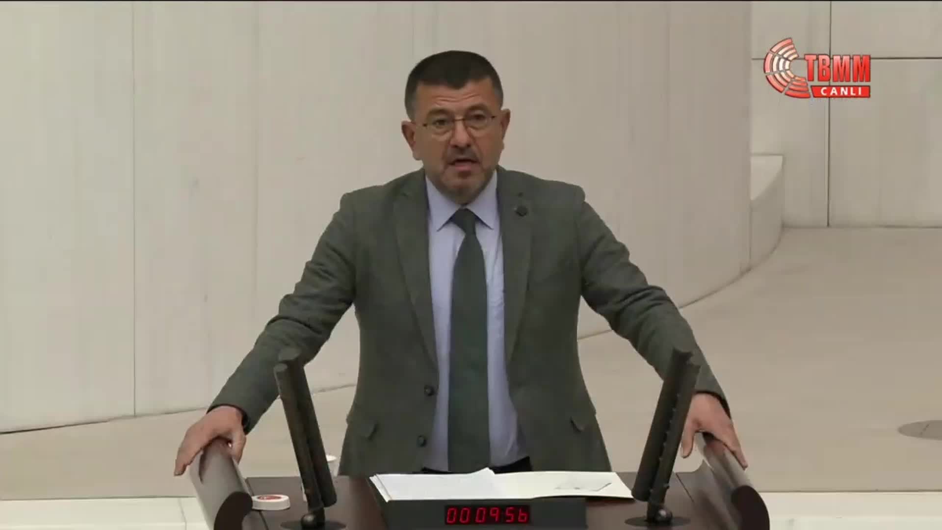TBMM’DE TÜTÜN TARTIŞMASI… VELİ AĞBABA: “SEN REİSTEN GİZLİ GİZLİ MARLBORO’YI İÇ AMA ADIYAMAN’IN TÜTÜNÜNE YASAK GETİR”