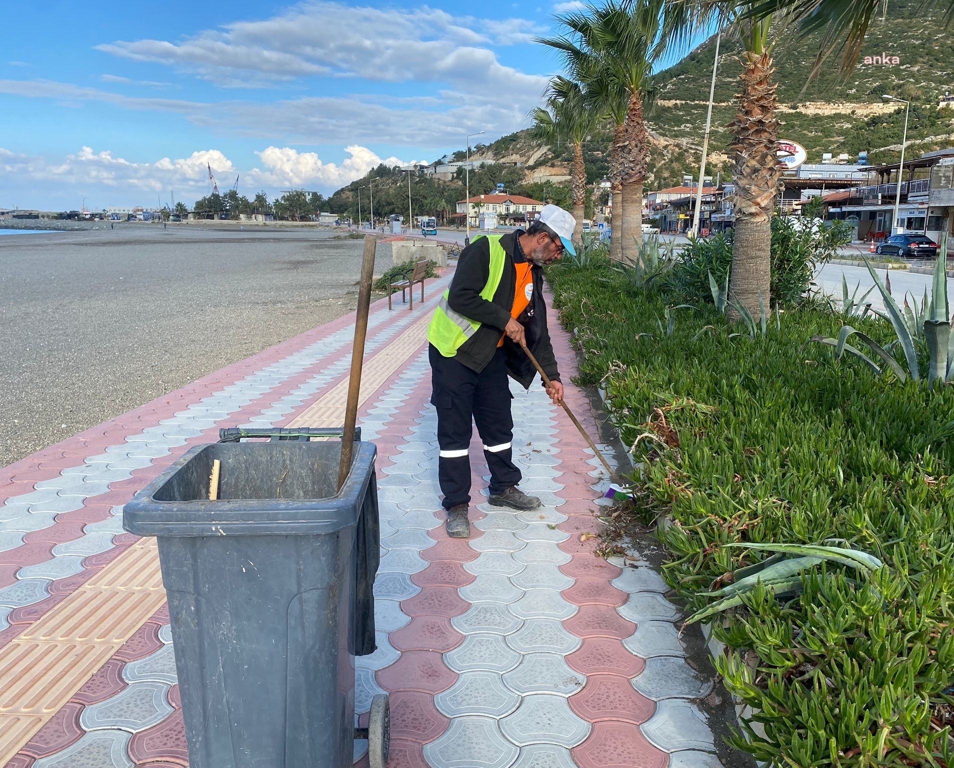 SAMANDAĞ BELEDİYESİ, İLÇEDE TEMİZLİK ÇALIŞMALARINA DEVAM EDİYOR