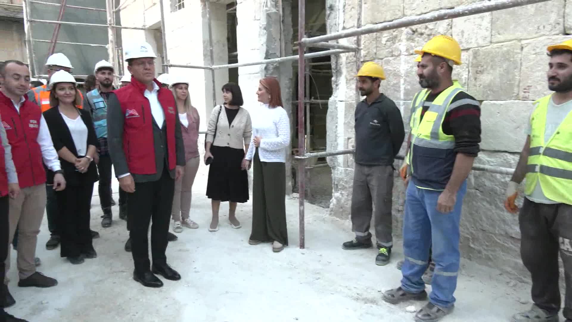 VAHAP SEÇER, ‘KARAMANCILAR KONAĞI’ İLE ‘TARİHİ GÜLNAR OTELİ’NDE DEVAM EDEN ÇALIŞMALARI İNCELEDİ