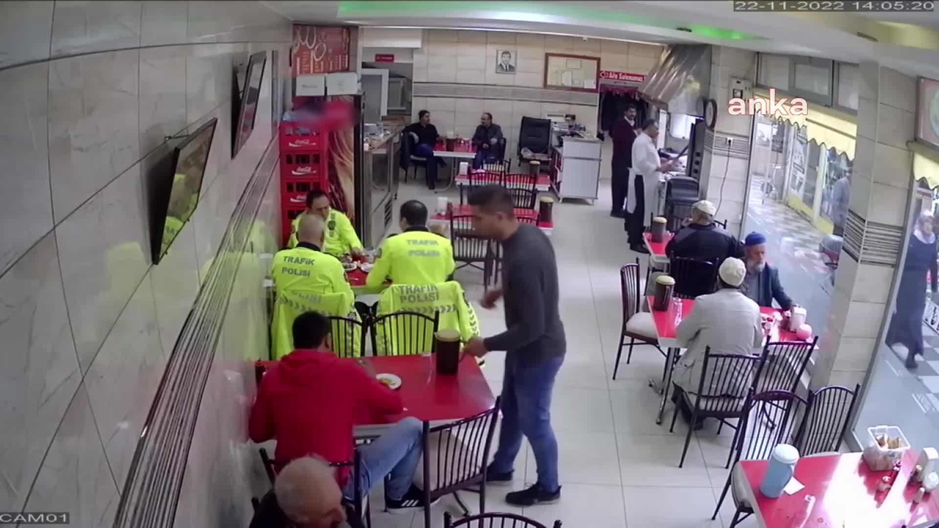 NEFES BORUSUNA YİYECEK KAÇAN YAŞLI ADAMI HEİMLİCH MANEVRASI KURTARDI