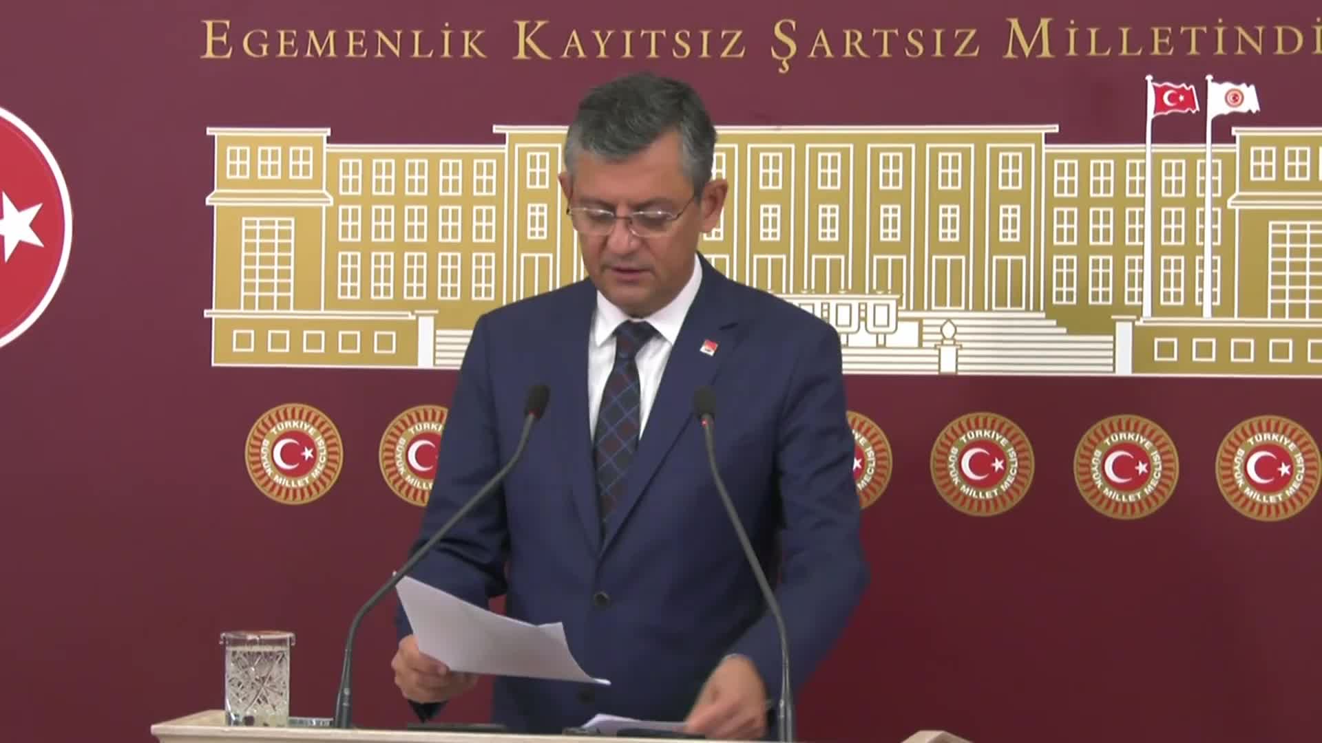 ÖZGÜR ÖZEL: 'İLİM ÇİN’DE BİLE OLSA ALIN' DİYEN BİR PEYGAMBERİN ÜMMETİ OLMAK İLE ÖVÜNENLER BÖYLE Mİ ANLAMIŞLAR PEYGAMBERİN ONLARA ÖĞÜDÜNÜ