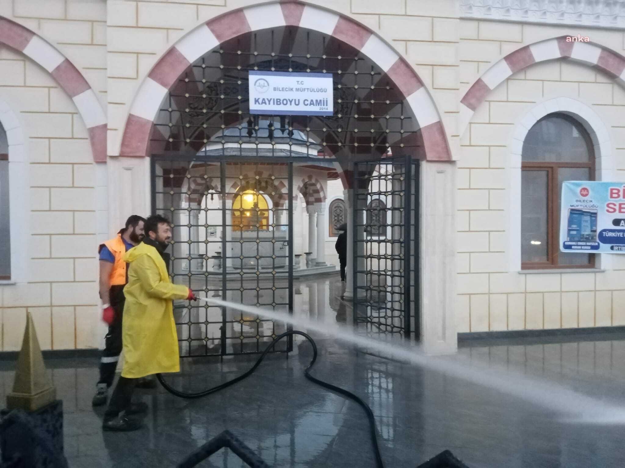 BİLECİK'TE BÜTÜN CAMİ BAHÇELERİ HER HAFTA YIKANARAK CUMA NAMAZINA HAZIRLANIYOR