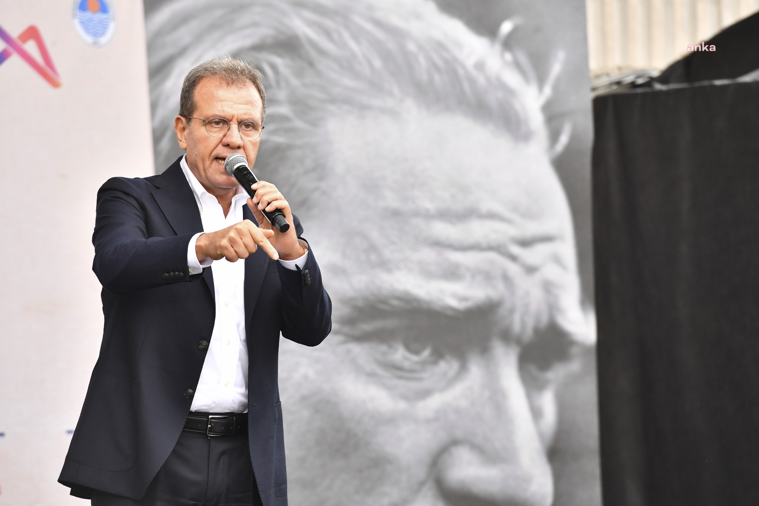 VAHAP SEÇER, ERDEMLİ’DE BAL SAĞIM ÇADIRI VE CEVİZ FİDANI DAĞITIMI GERÇEKLEŞTİRDİ